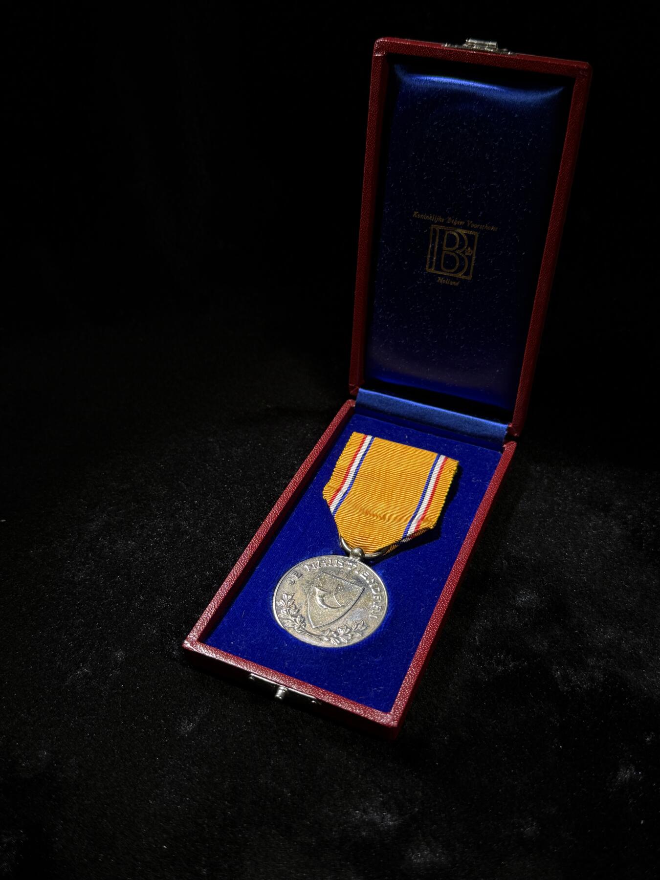 欢庆春节！戎马世界章牌大赏第111期春节大拍 荷兰银级王冠奖章 授予为奥兰治王室有特殊贡献的外国人 银制18克左右 原盒 