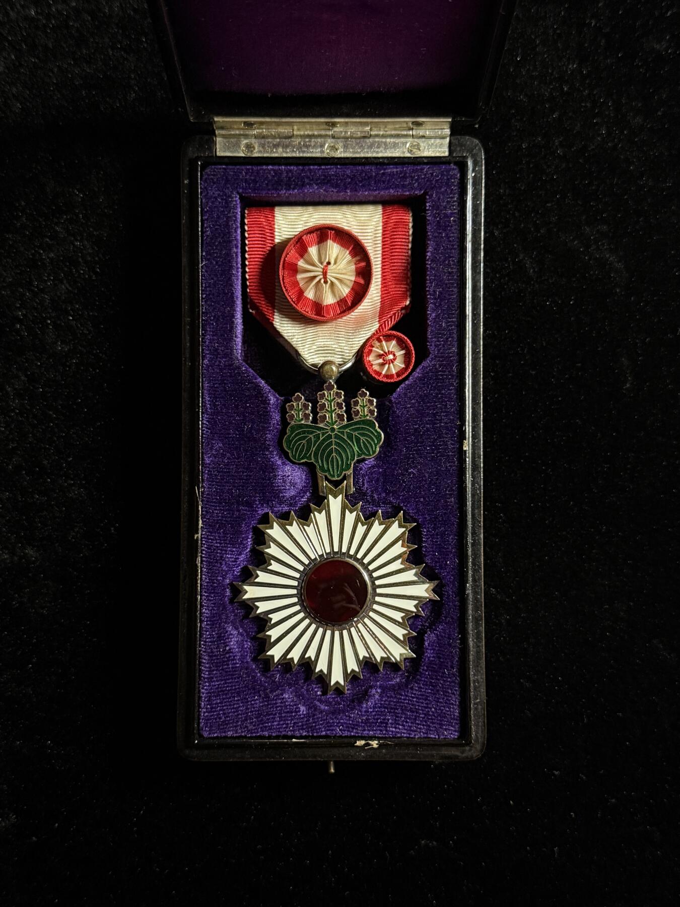 欢庆春节！戎马世界章牌大赏第111期春节大拍 日本勋四等旭日章，银字盒