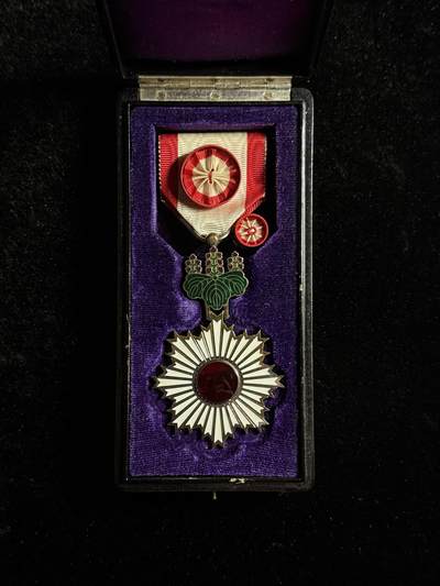 欢庆春节！戎马世界章牌大赏第111期春节大拍 - 日本勋四等旭日章，银字盒