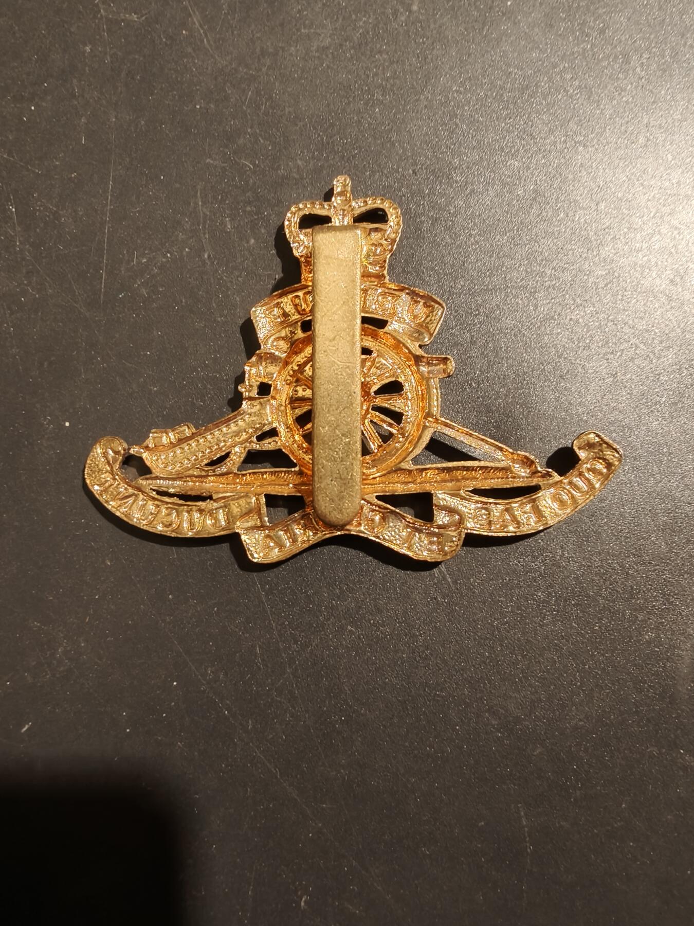 老王徽章第181期 英国皇家炮兵团帽徽    女王早期