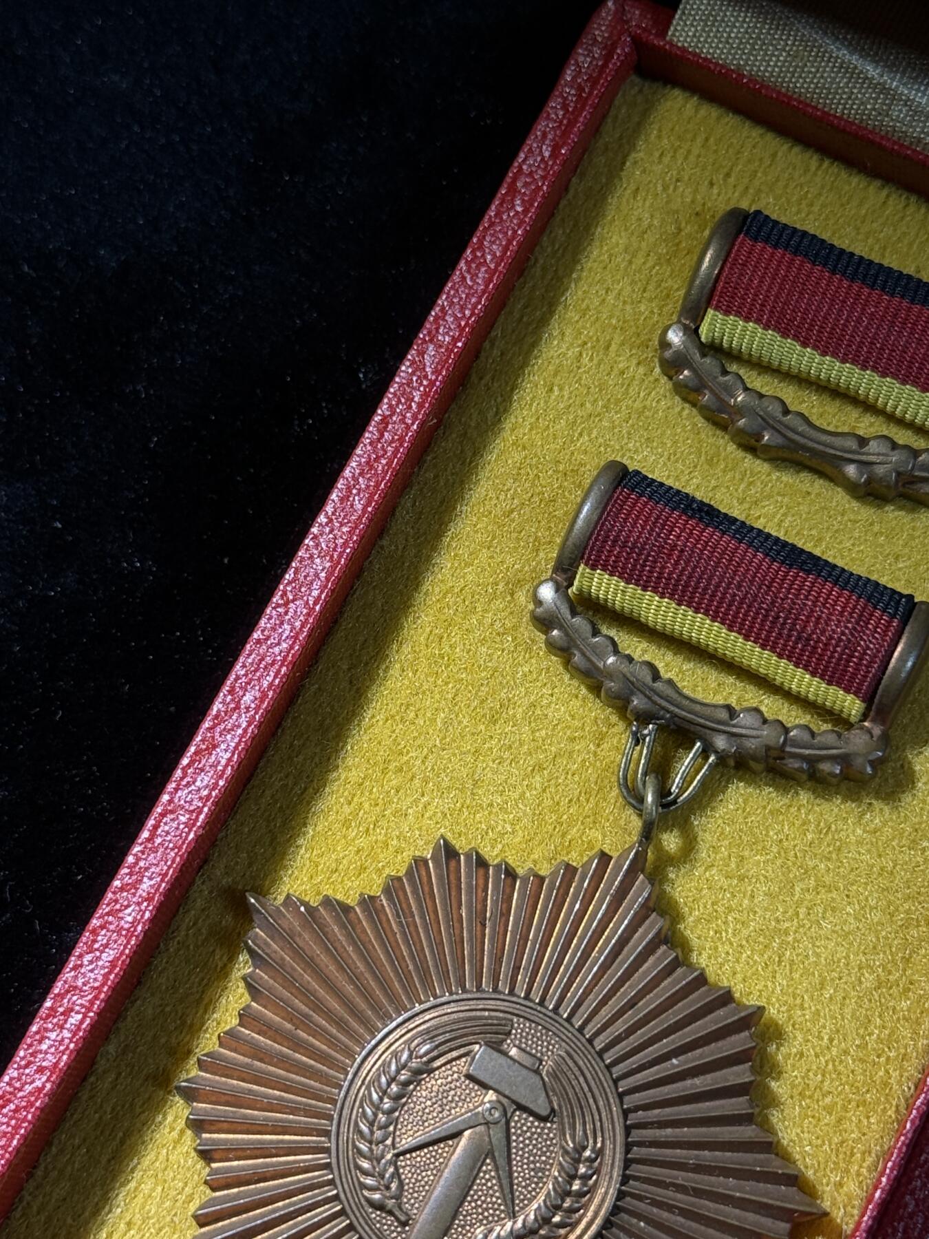 欢庆春节！戎马世界章牌大赏第111期春节大拍 东德铜级祖国功勋勋章，盒略齐全，早期手提挂版