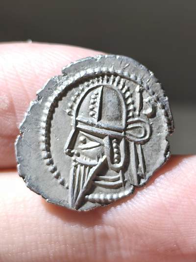 星盘世界钱币二月二十一日初五 世界古典币春节精品大拍 祝各位藏友马年大吉-新年新气象！ - ms极品！帕提亚末代帝皇沃洛加西斯六世德拉科马银币，非常有趣的是，这枚钱币上写了阿拉米文，比较少见，而且这一枚不但打制清晰完美，光度也是上佳，属于非常值得收藏的品相