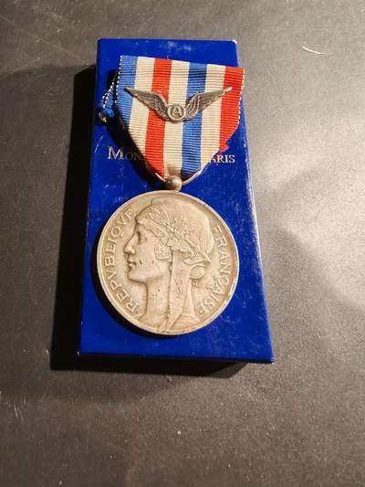 老王徽章第181期 - 法国航空荣誉奖章    硬纸盒    1974年实发   950银     26.2g