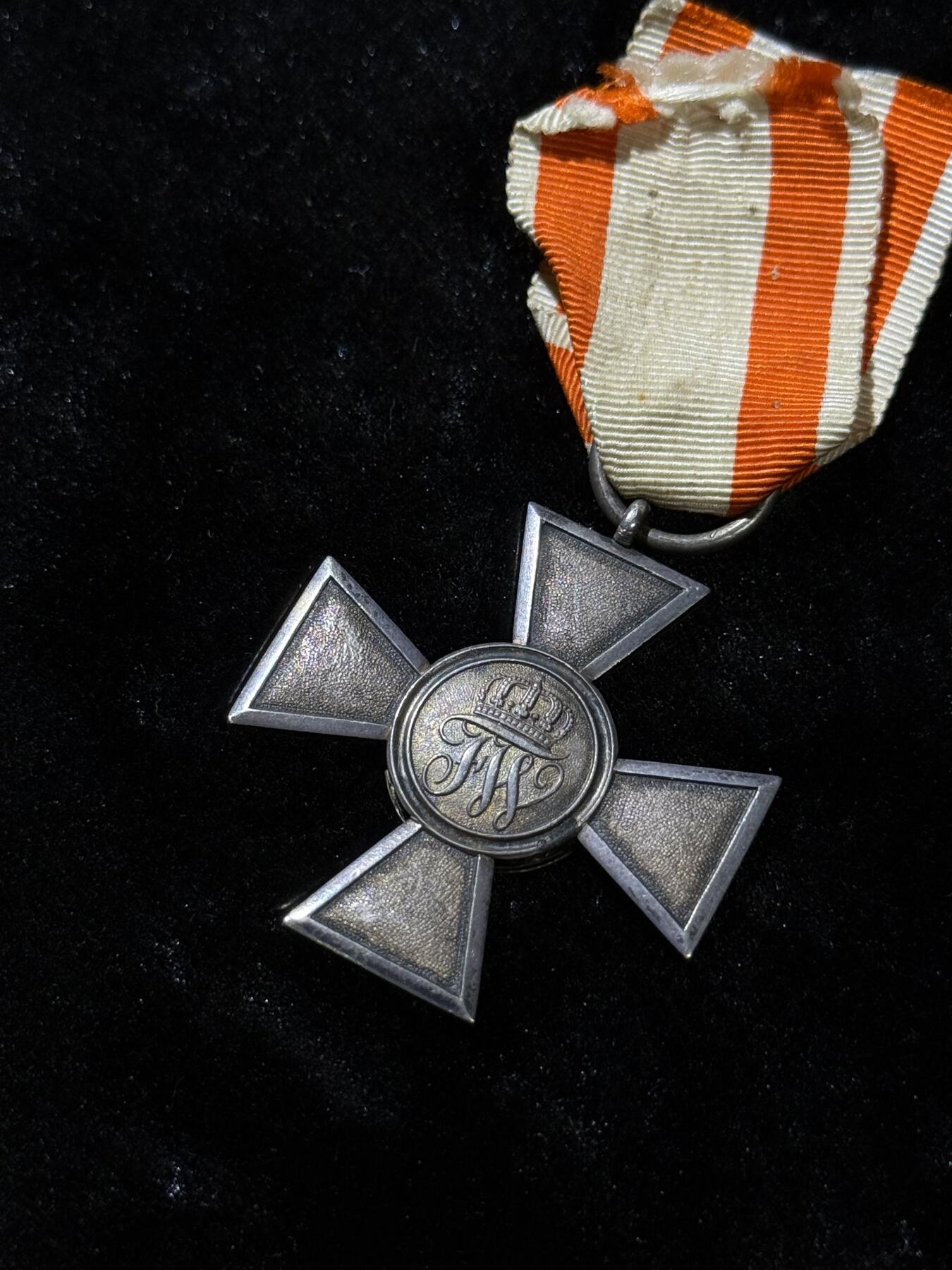 欢庆春节！戎马世界章牌大赏第111期春节大拍 普鲁士红鹰勋章，四级，章芯有点松动脱落的痕迹