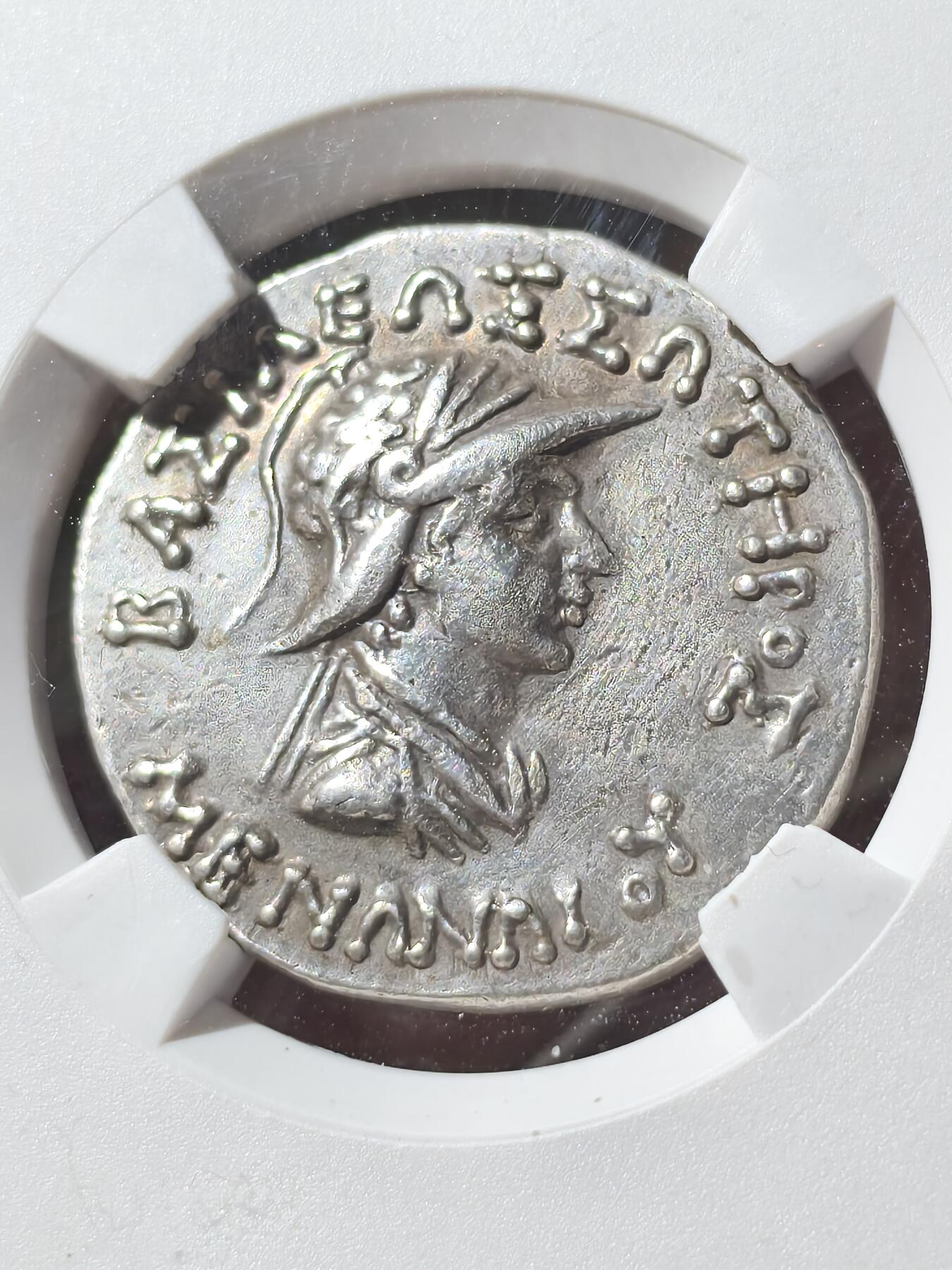 星盘世界钱币二月二十一日初五 世界古典币春节精品大拍 祝各位藏友马年大吉-新年新气象！ 精品典藏！印度希腊佛教护法王之一 - 米南德一世四德拉克马银币，TQG评级xf打制满分，铭文齐全，一步到位的品种，这一枚非常有趣，雅典娜周围有一圈珠圈。非常少见的例子，没有找到同类型的type ，带有一些淡淡的彩色，令人愉悦的包浆