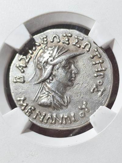 精品典藏！印度希腊佛教护法王之一 - 米南德一世四德拉克马银币，TQG评级xf打制满分，铭文齐全，一步到位的品种，这一枚非常有趣，雅典娜周围有一圈珠圈。非常少见的例子，没有找到同类型的type ，带有一些淡淡的彩色，令人愉悦的包浆