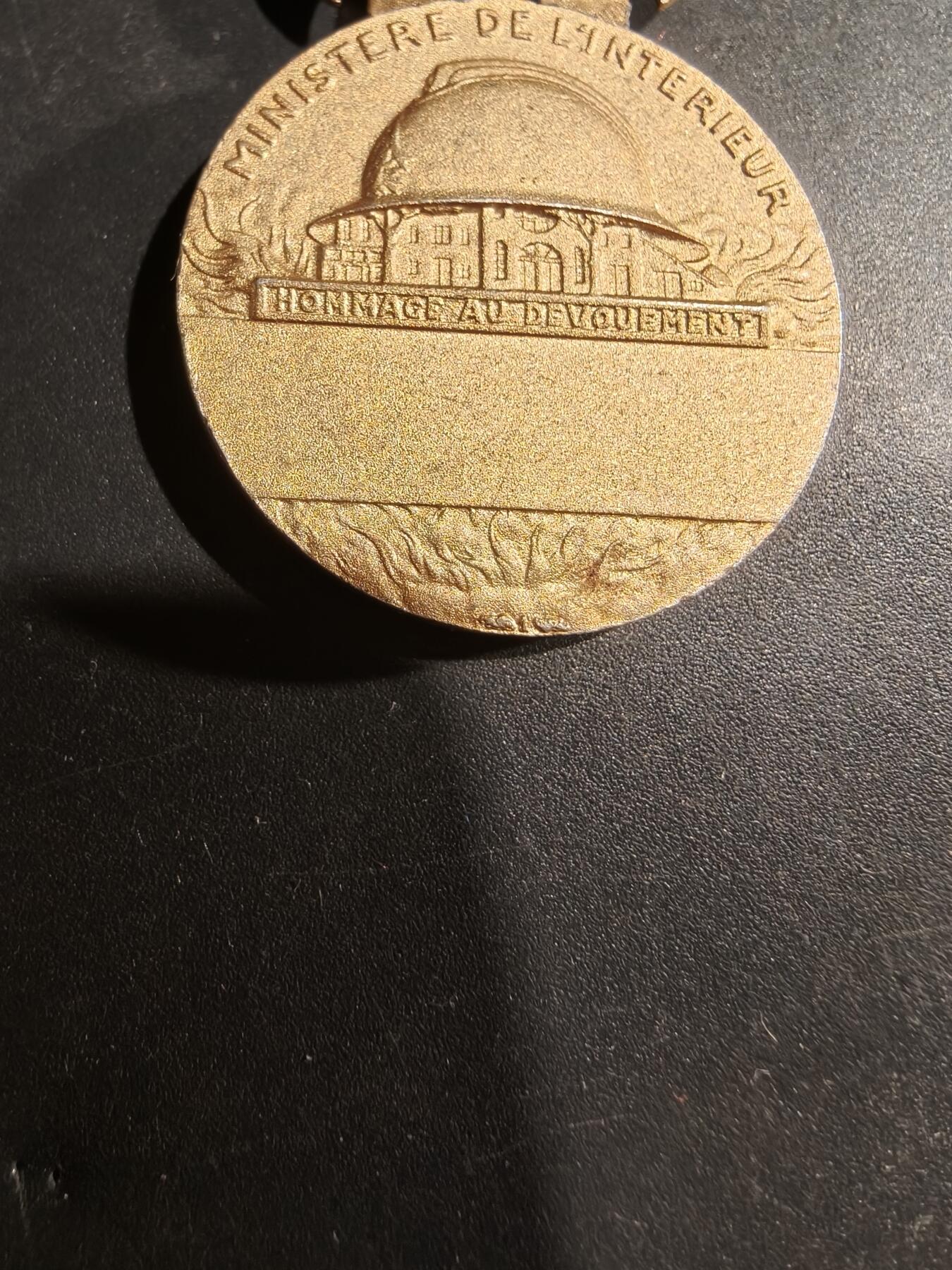 老王徽章第181期 法国金级消防员服役奖章    950银镀金    18.1g