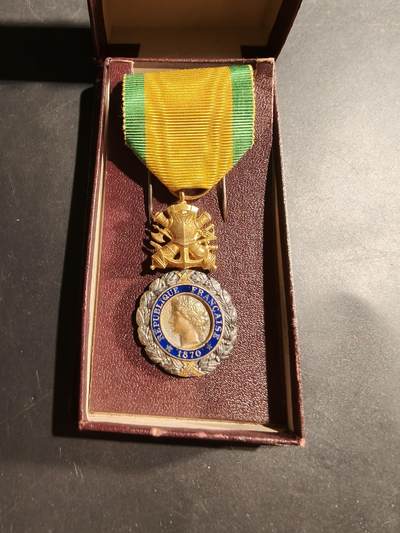 老王徽章第181期 - 法国军事奖章   三共时期    950银镀金珐琅   原盒   21.2g