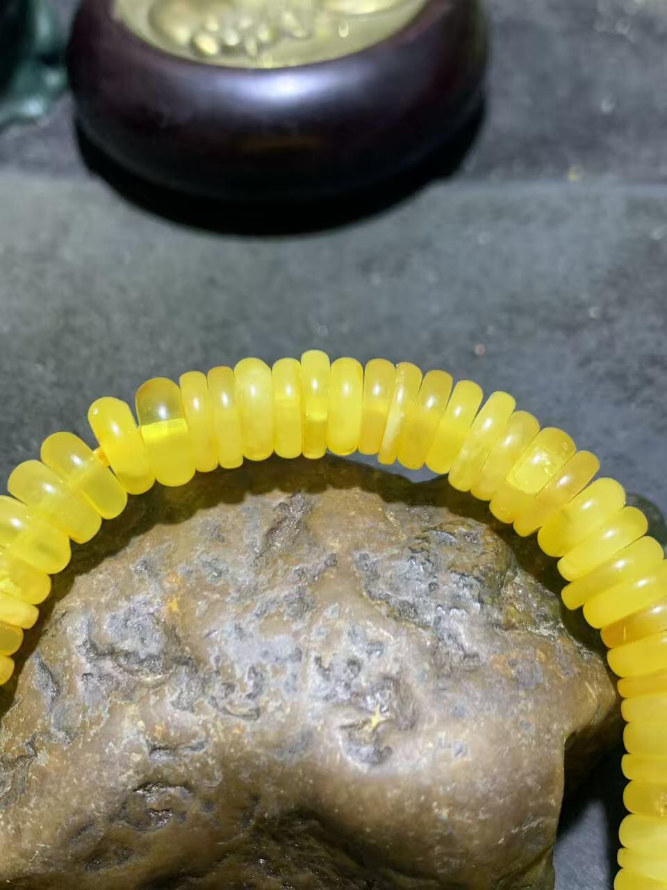 精美天然乌料蜜蜡隔片手串1条！