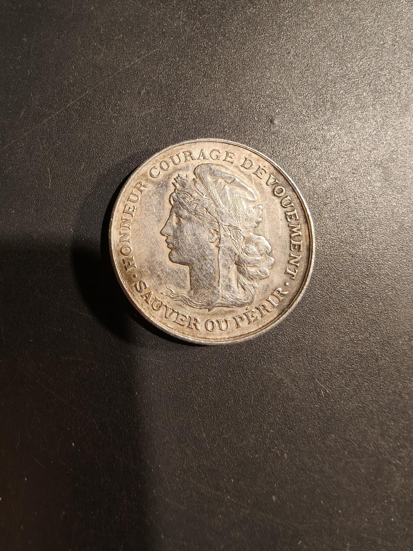 老王徽章第181期 法国卢瓦尔省救生员联谊会纪念章    原盒     直径28mm    重量10g