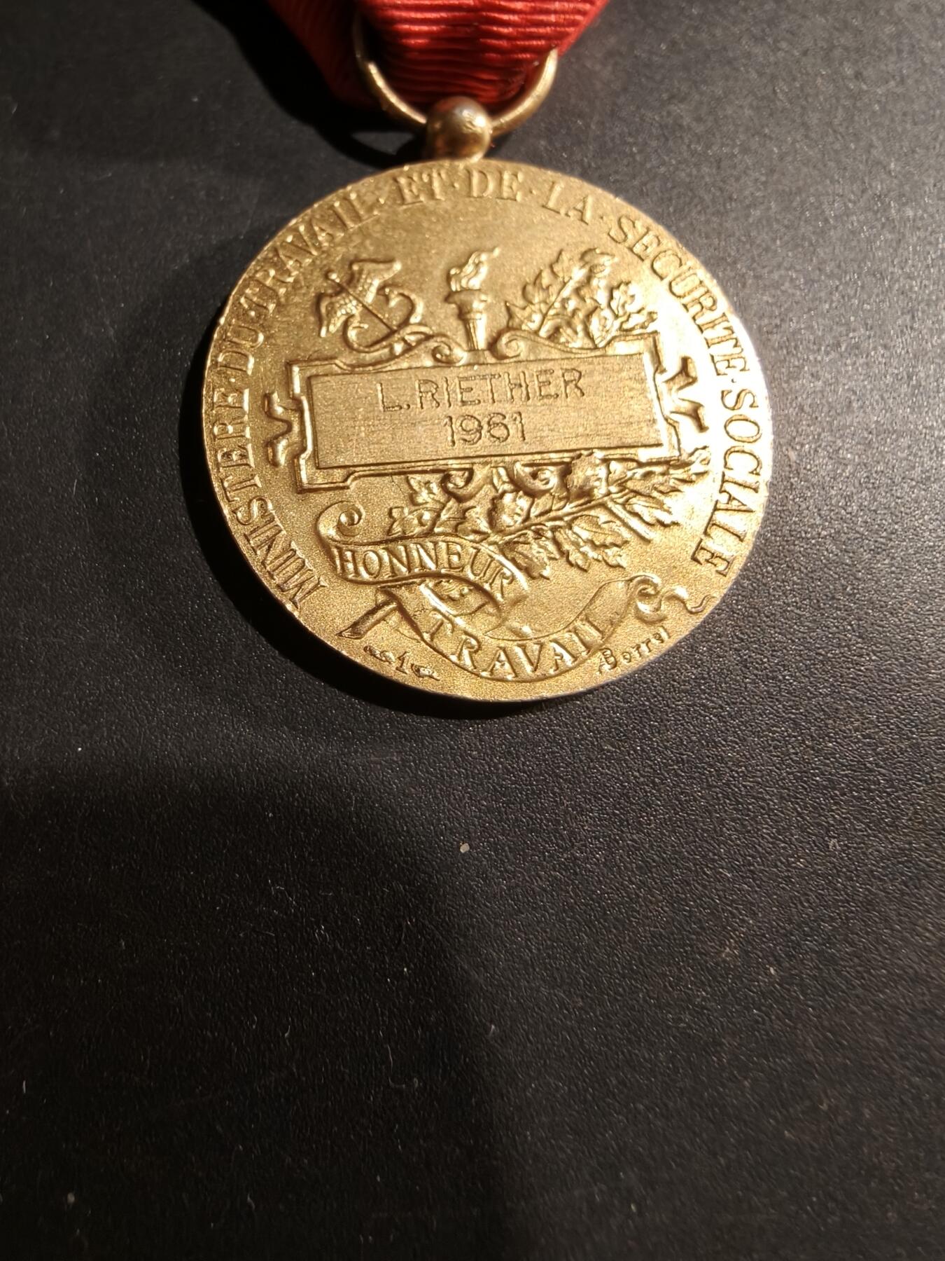 老王徽章第181期 法国金级劳工奖章    13g    950银镀金