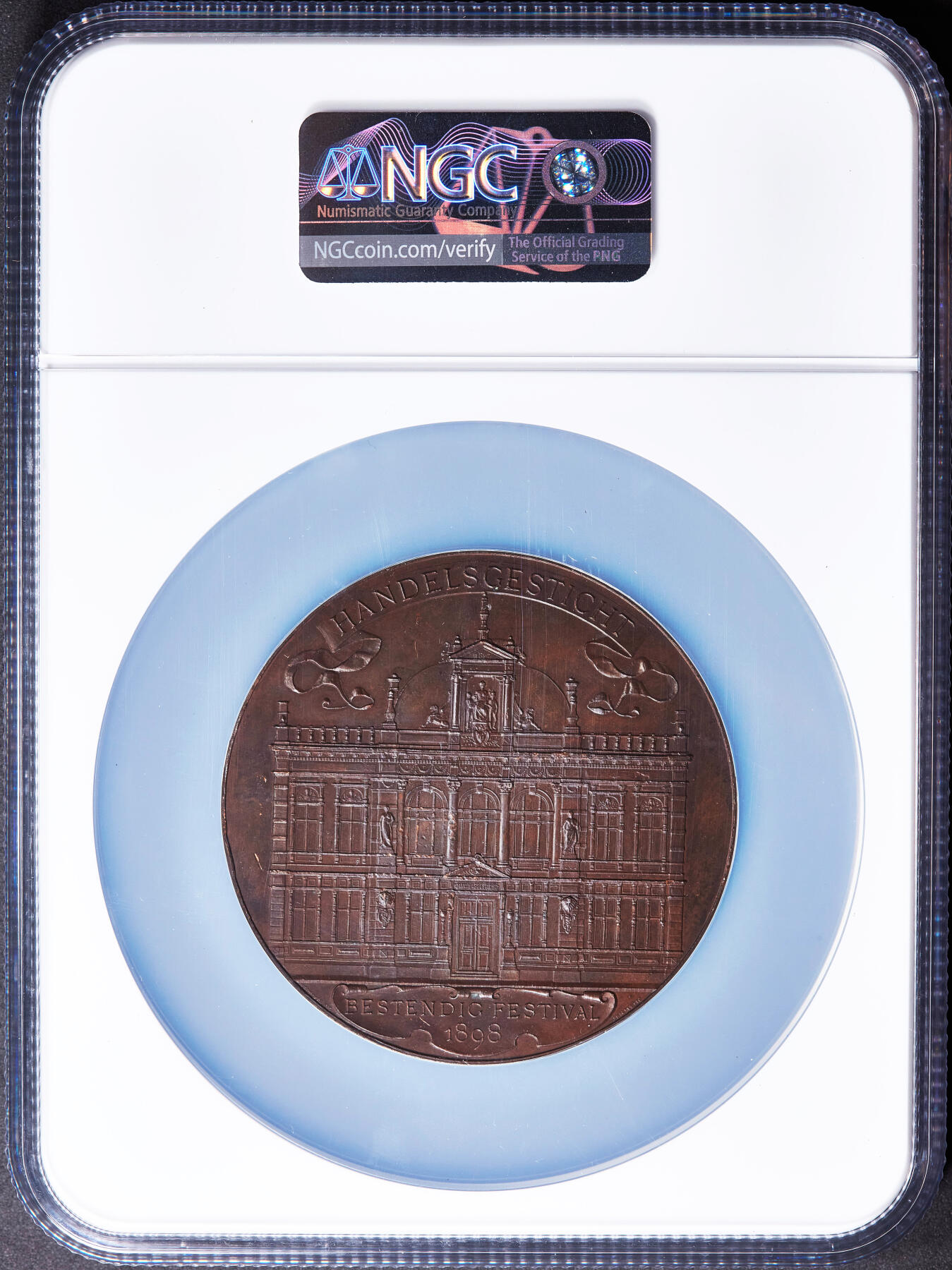 【俄甄集藏】马年新春第一拍 2026年(048)02-25星期三 晚 19:30 全场包邮 比利时1898年纪念安特卫普商业学院庆典大铜章，NGC MS63，高浮雕，设计精美，巧克力包浆，雕刻名家贝特斯作品，顶级状态，直径67mm