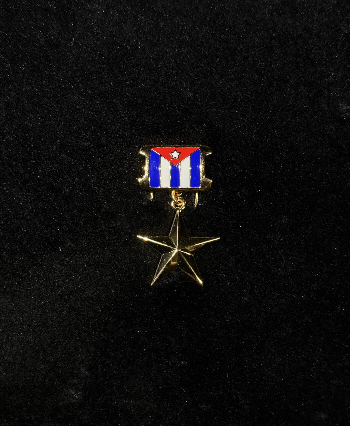 欢庆春节！戎马世界章牌大赏第111期春节大拍 古巴人民英雄奖章，银制高级复刻