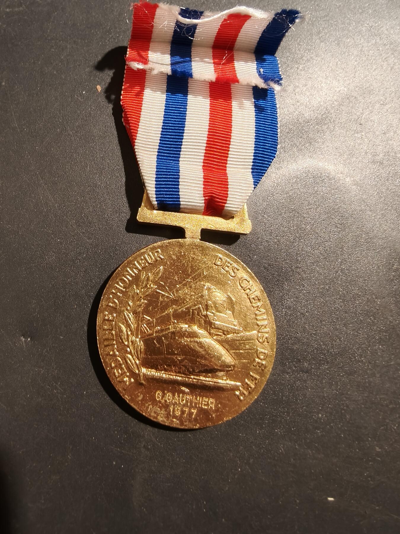 老王徽章第181期 法国金级铁路服务奖章    金棕榈勋饰   原盒    1977年实发