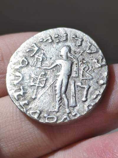 精品印度塞克阿泽斯二世四德拉克马银币，正面是国王骑马形象背面是宙斯托举胜利女神手持长矛，铭文清晰，品相漂亮，目前国外价格此品相已达到150欧元以上