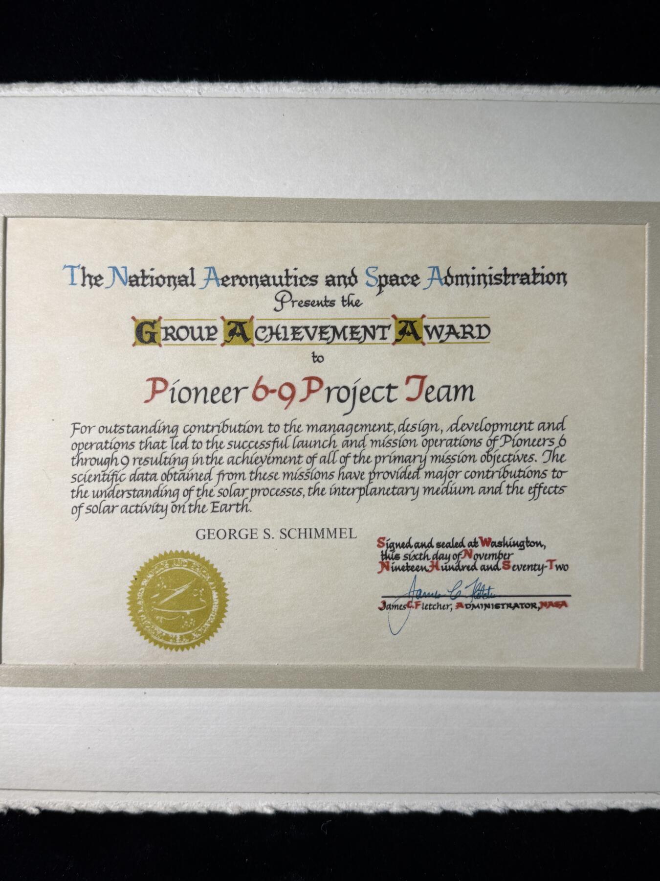 欢庆春节！戎马世界章牌大赏第111期春节大拍 美国国家航空航天局（NASA）团队成就奖（Group Achievement Award）证书，授予对象为先驱者6-9项目团队（Pioneer 6-9 Project Team）