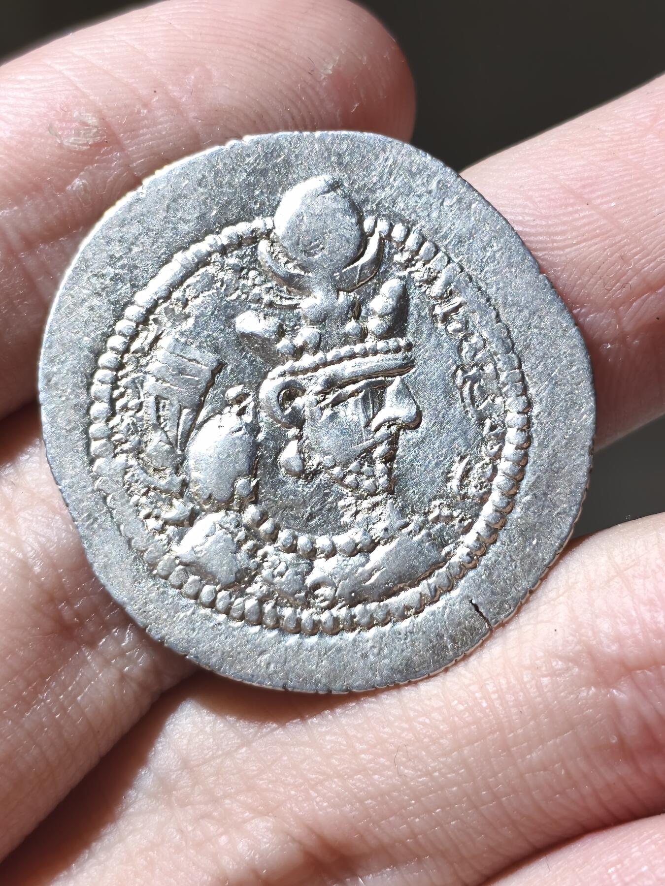 星盘世界钱币二月二十一日初五 世界古典币春节精品大拍 祝各位藏友马年大吉-新年新气象！ 精品！萨珊帝国耶兹格德一世一德拉科马银币，光度非常不错，打制很漂亮，就是稀少的非常漂亮的一般都有各种弱打和缺陷