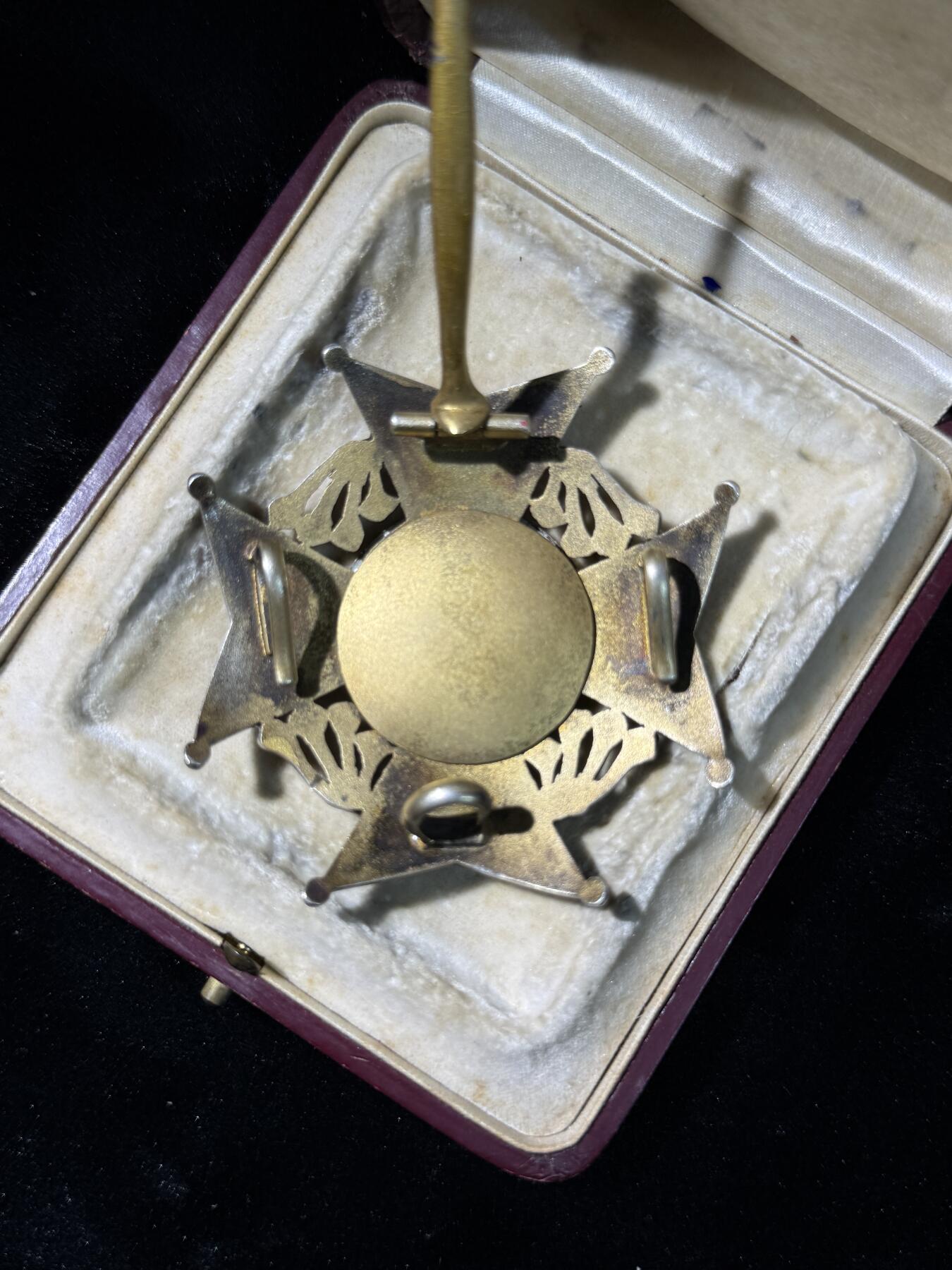 欢庆春节！戎马世界章牌大赏第111期春节大拍 玻利维亚安第斯秃鹫勋章星芒章，银制，法国亚瑟贝特朗制造，珐琅有损