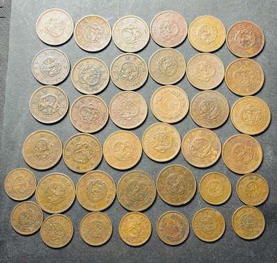 【金马踏春，泉马奔腾】2026 年新年贺岁场，（定于年初五接财神截拍）祝各位老板马到成功，马上有钱，愿岁岁平安喜乐顺遂 - 巧克力包浆极美品，日本明治时期龙一钱，半钱铜板 38 枚，细节看图