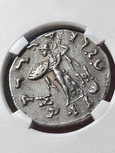 精品典藏！印度希腊佛教护法王之一 - 米南德一世四德拉克马银币，TQG评级xf打制满分，铭文齐全，一步到位的品种，这一枚非常有趣，雅典娜周围有一圈珠圈。非常少见的例子，没有找到同类型的type ，带有一些淡淡的彩色，令人愉悦的包浆