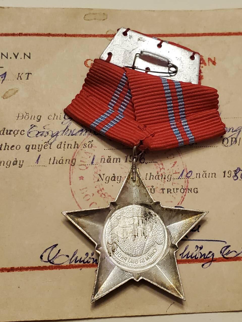 （450件拍品！制服徽章盛宴）罗岚⭐爱藏⭐年前甄选大拍场-店主清仓处理-分享拍场额外现金红包（实体经营） 北越胡志明越共越战时期二级解放战士勋章实发带证 镀银彩光品相极好