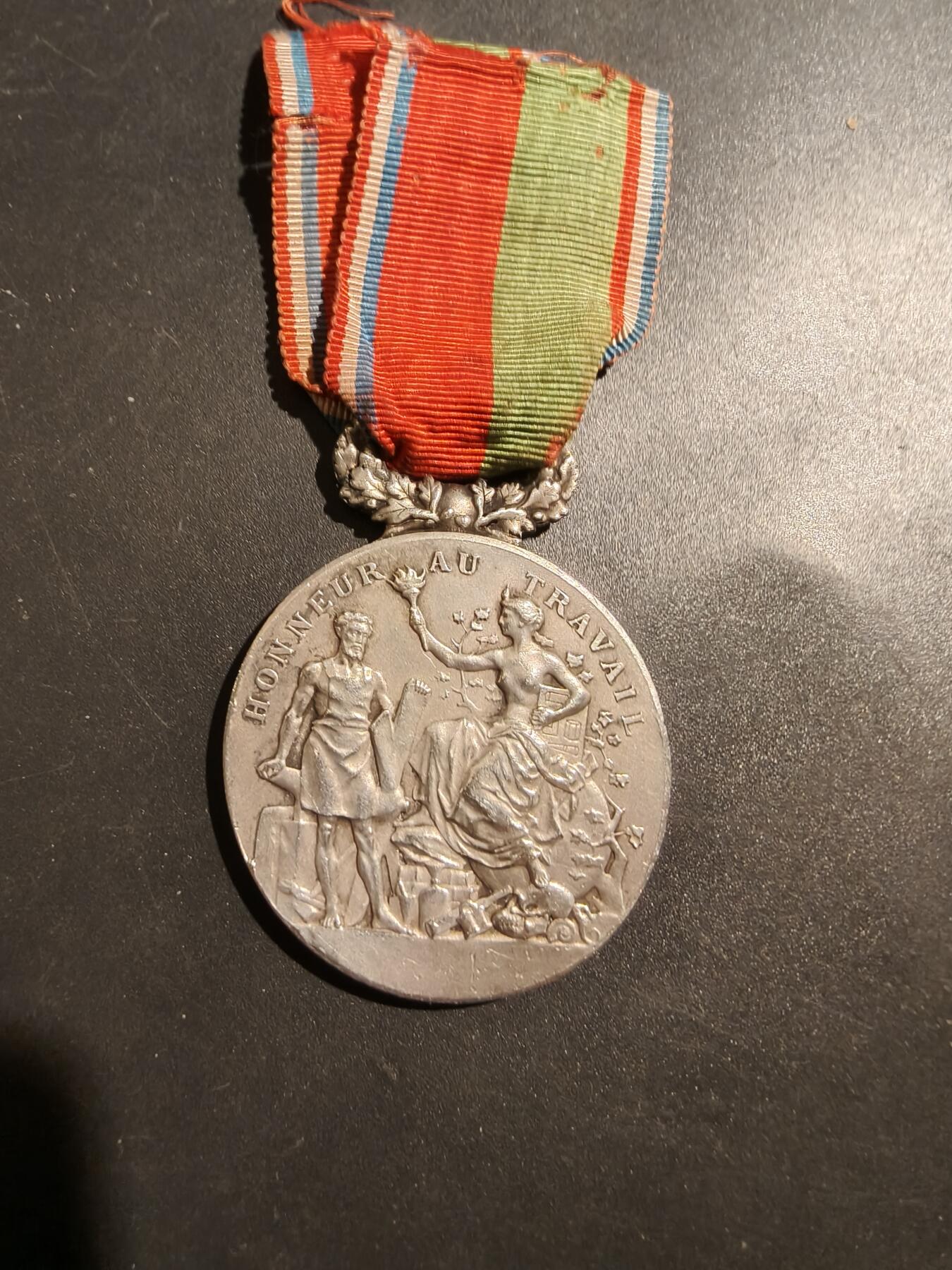 老王徽章第181期 法国银级工商总工会服务奖章    原盒实发    1900-1922二十二周年服务