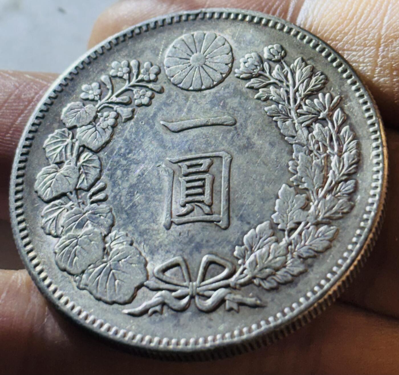 【金马踏春，泉马奔腾】2026 年新年贺岁场，（定于年初五接财神截拍）祝各位老板马到成功，马上有钱，愿岁岁平安喜乐顺遂 带光美品日本明治二十二年龙洋一元银元，29.9 克 900 银，龙鳞清晰，细节清楚