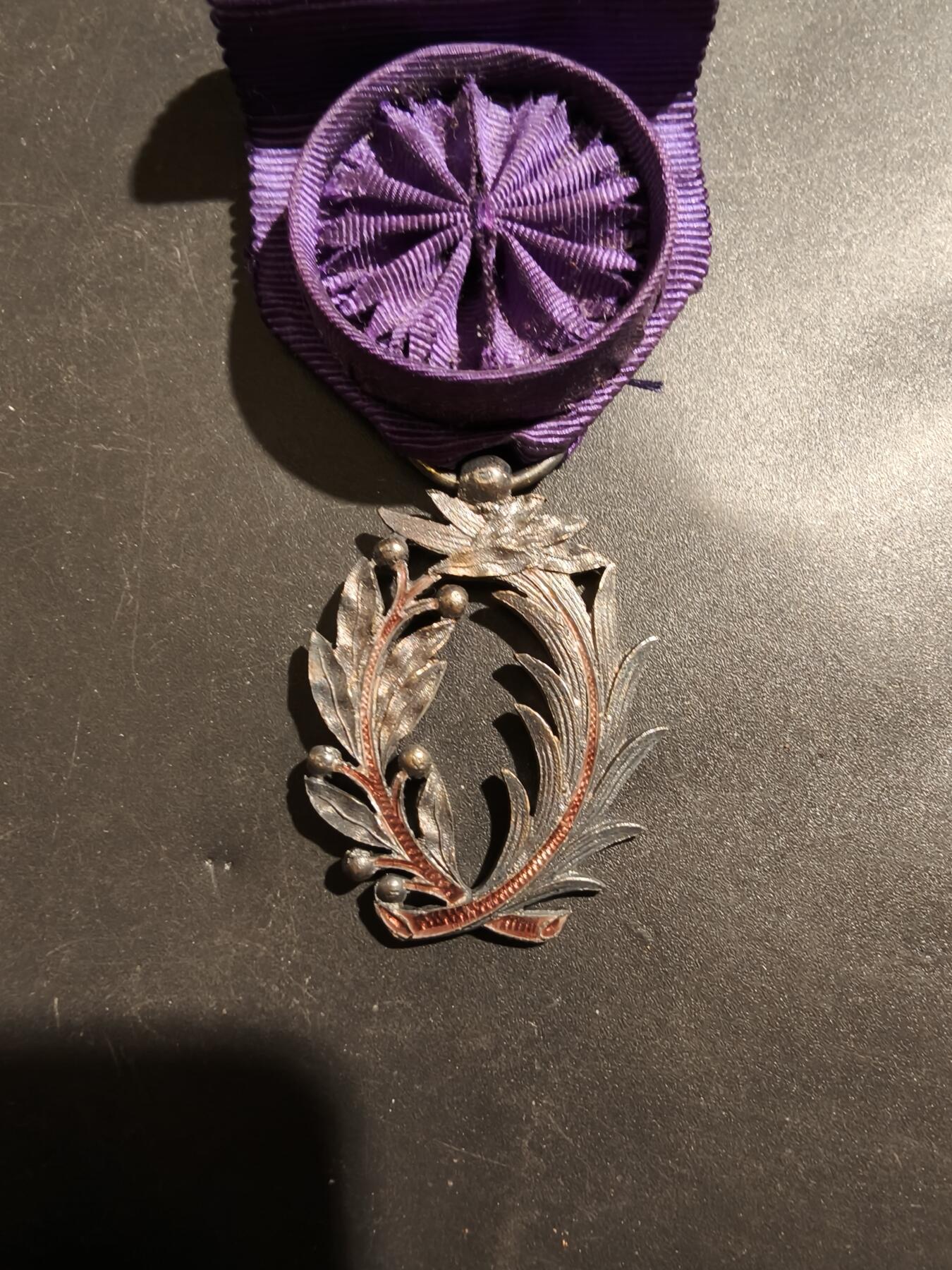 老王徽章第181期 法国军官级棕榈叶勋章    原盒    三共早期珠宝商Kretly制造     野猪头银标     银质镀金珐琅    盒子有点扣不紧