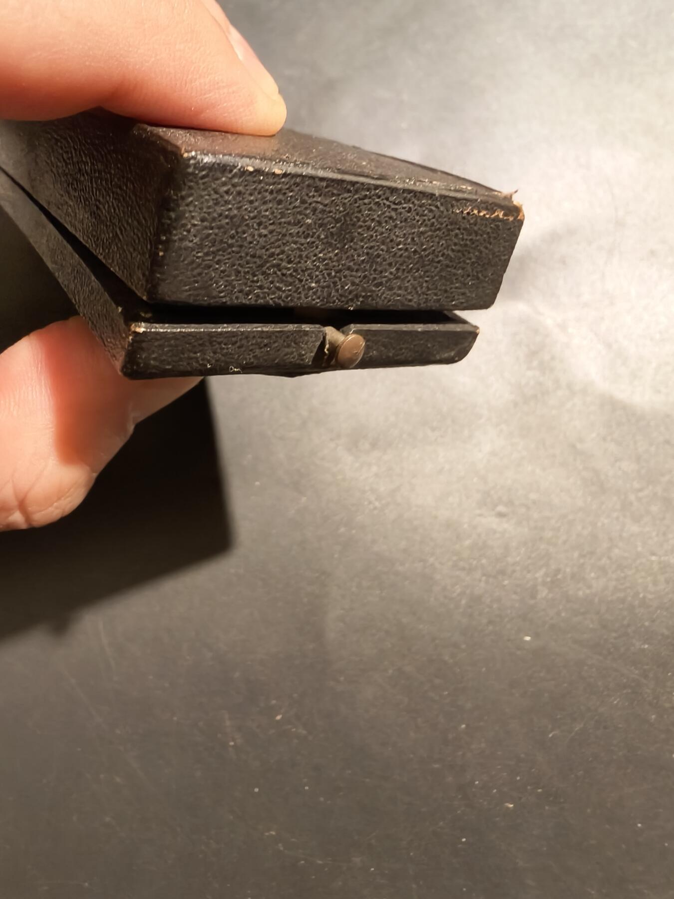 老王徽章第181期 法国军官级棕榈叶勋章    原盒    三共早期珠宝商Kretly制造     野猪头银标     银质镀金珐琅    盒子有点扣不紧