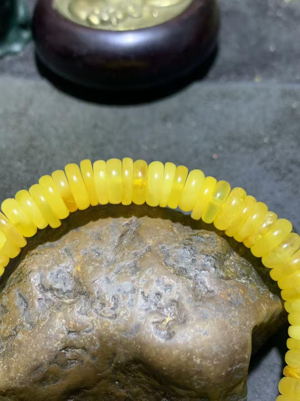 精美天然乌料蜜蜡隔片手串1条！