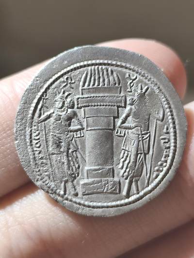 精品馆藏级！萨珊帝国沙普尔一世德拉克马银币顶级波斯窖藏原坑，原味au未流通品相，这一枚是祭坛上方带有萨珊帝国简化王冠徽记和印度帕提亚牛首徽记的版别，品相非常漂亮，铭文极其清楚，对于研究萨珊早期历史，和考证王朝溯源是不可多得的实证，这一枚好在打的非常完美，铭文齐全，帽子上的花纹都非常全，深打，略有腐蚀，但并不影响图案