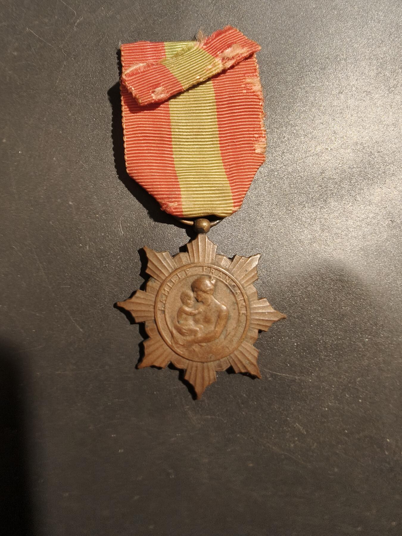 老王徽章第181期 法国铜级母亲奖章