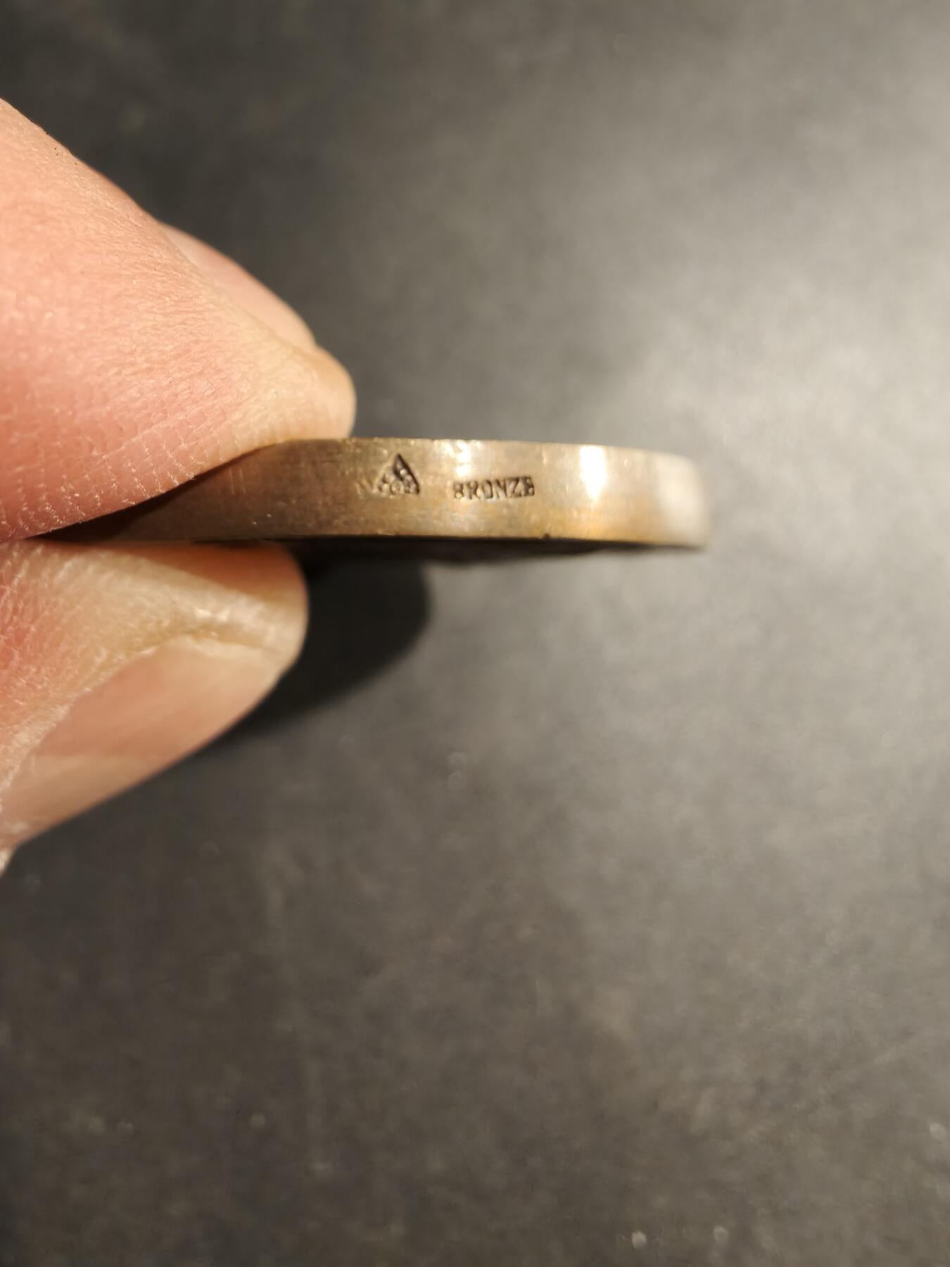 老王徽章第181期 法国学习的少女大铜章     皮埃尔·勒努瓦作品     直径40mm    重量30.3g