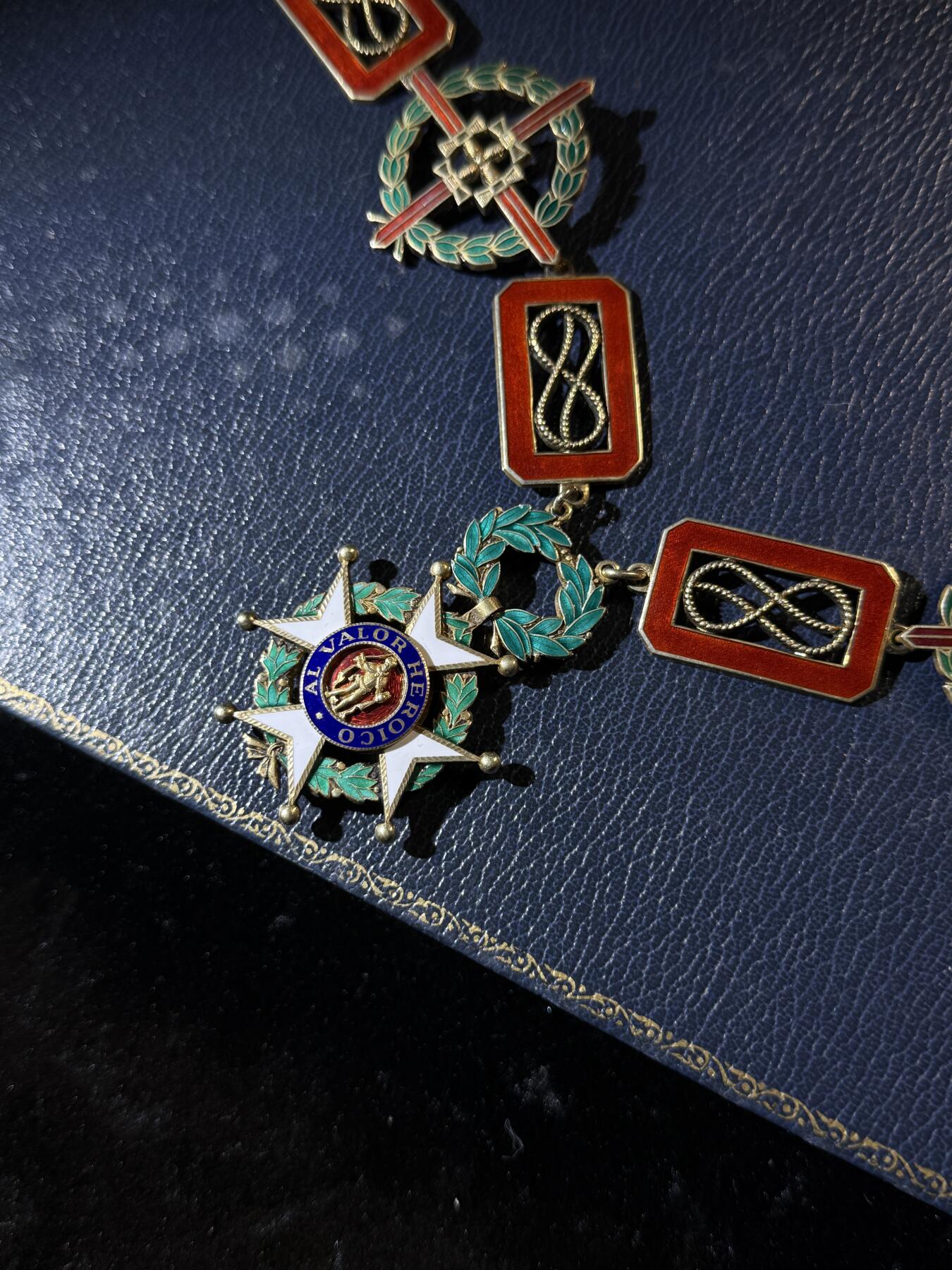 欢庆春节！戎马世界章牌大赏第111期春节大拍 西班牙大项链级圣斐迪南皇家军事勋章，银制带盒，西班牙最高军事勋赏，该大链章国内首见