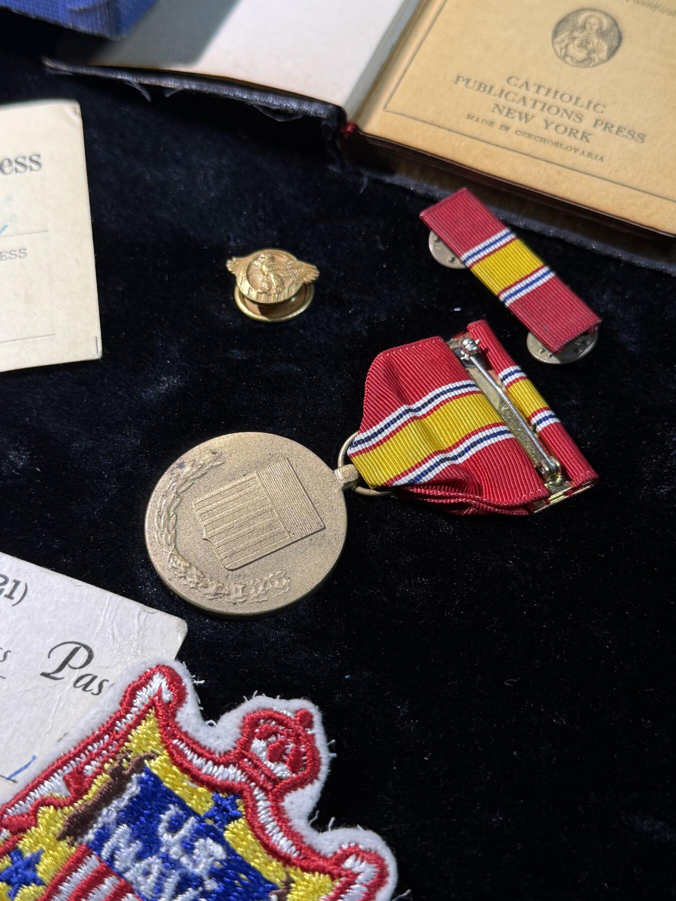 欢庆春节！戎马世界章牌大赏第111期春节大拍 美国海军奖章套章，包括良好服役奖章、本土防御奖章以及朝鲜战争奖章，附带得主在不同舰船服役时的就餐卡与圣经