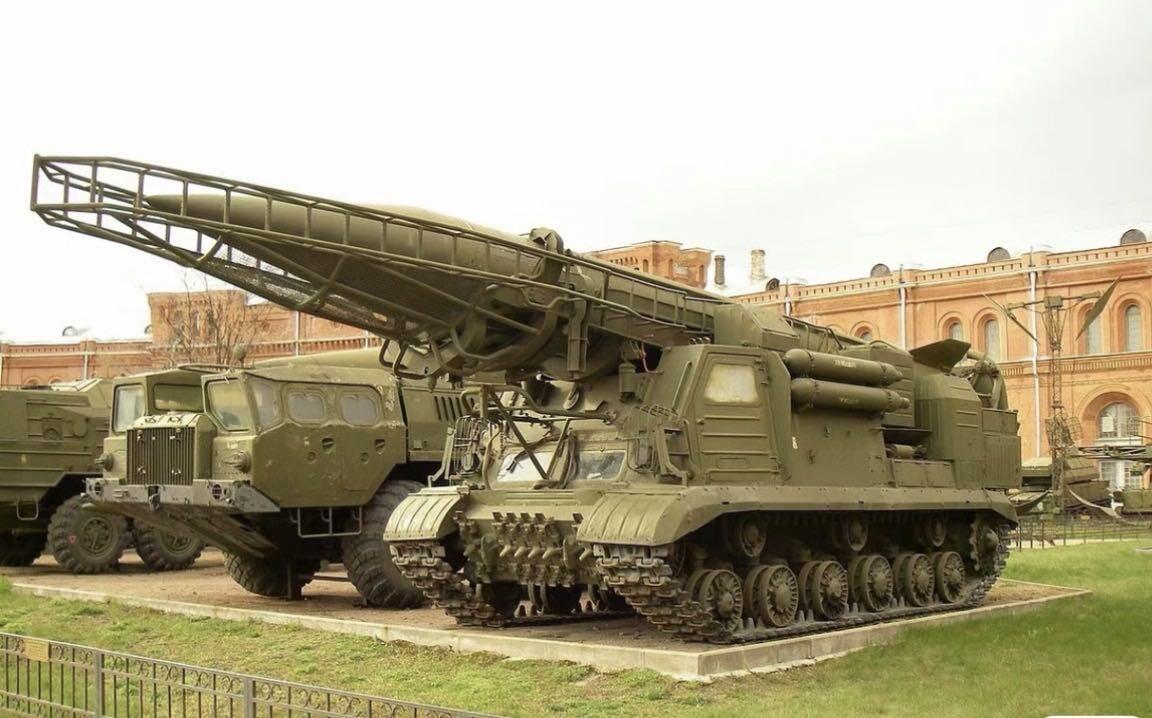 欢庆春节！戎马世界章牌大赏第111期春节大拍 集体版东德国家人民军成就证章 1981年授予第五机动导弹技术基地（BRTB-5）火炮技术中队，由第五军区司令Manfred Gehmert中将签发。