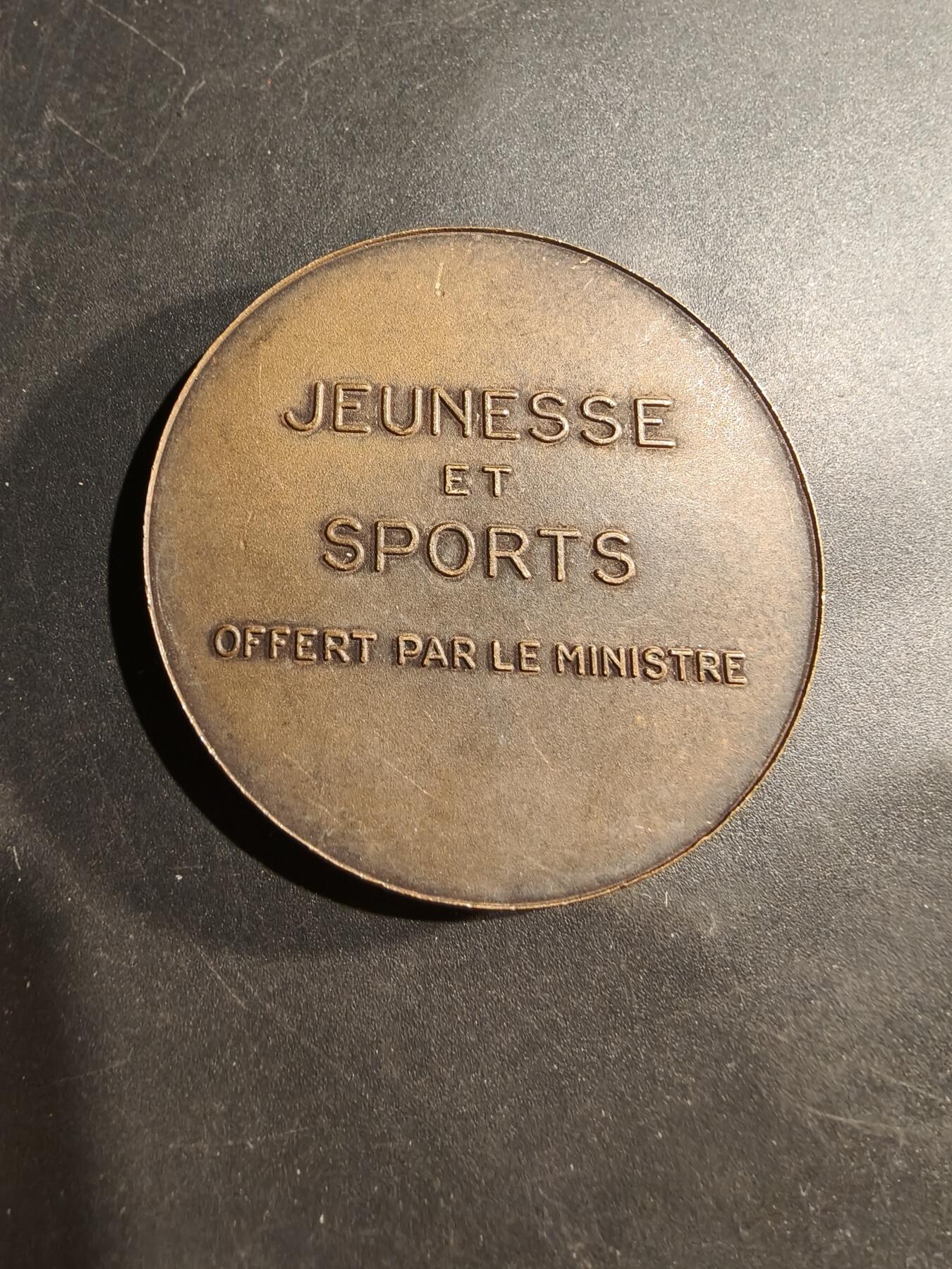 老王徽章第181期 法国青年运动会大铜章     直径50mm    重量58.5g
