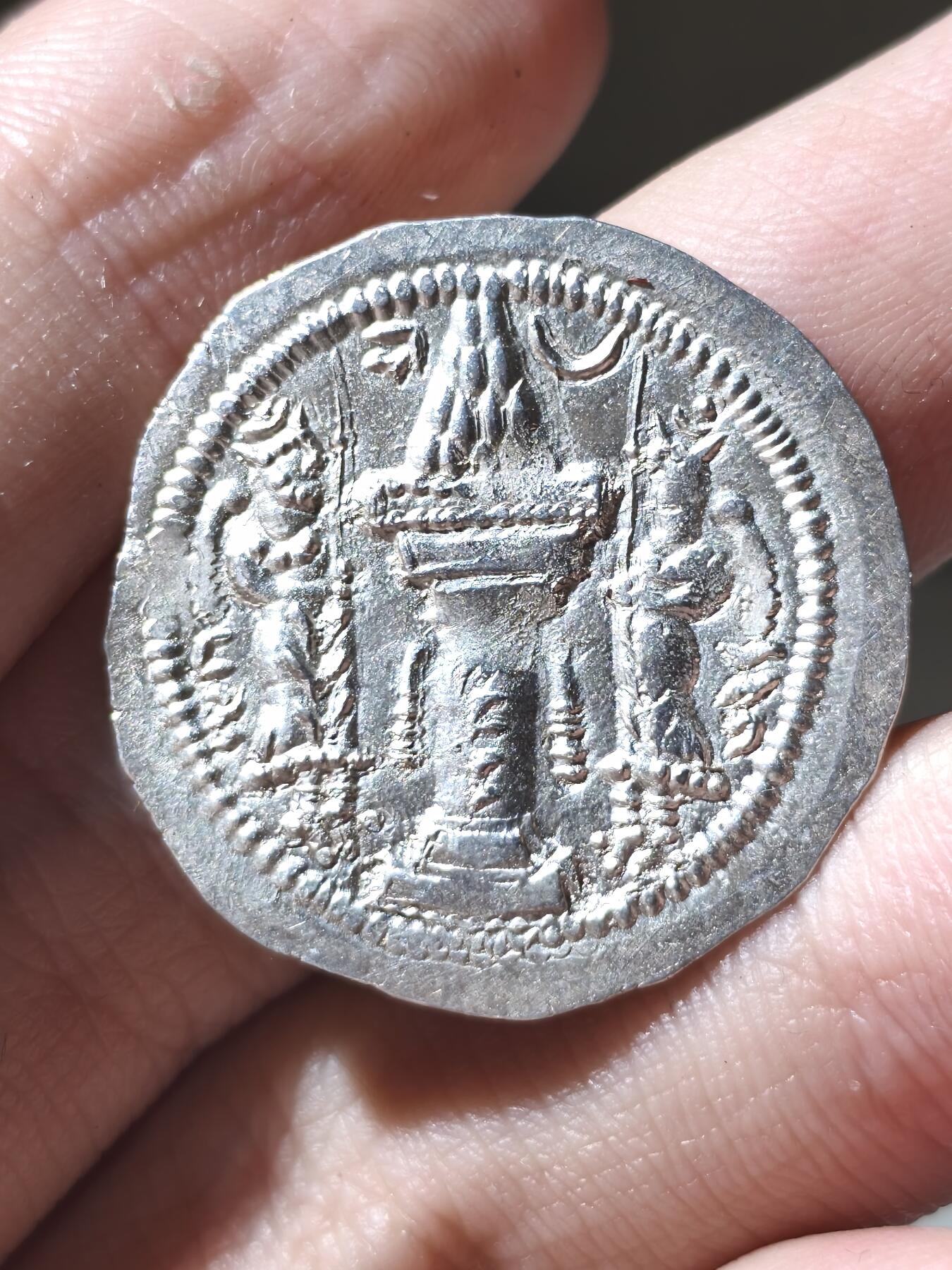 星盘世界钱币二月二十一日初五 世界古典币春节精品大拍 祝各位藏友马年大吉-新年新气象！ 极品！萨珊帝国瓦赫兰五世德拉克马银币顶级波斯窖藏原坑，原味au未流通品相，这一枚是祭坛左侧带有厂标的版别，比较少见，品相非常漂亮