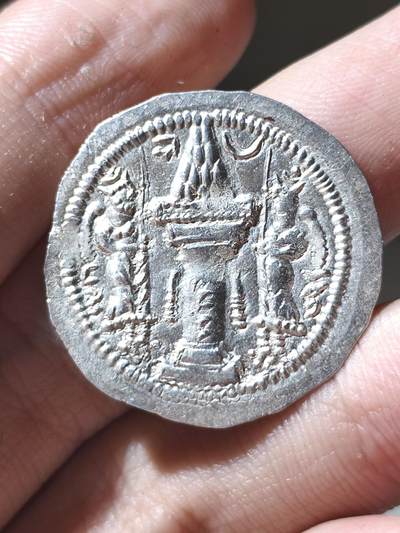 极品！萨珊帝国瓦赫兰五世德拉克马银币顶级波斯窖藏原坑，原味au未流通品相，这一枚是祭坛左侧带有厂标的版别，比较少见，品相非常漂亮