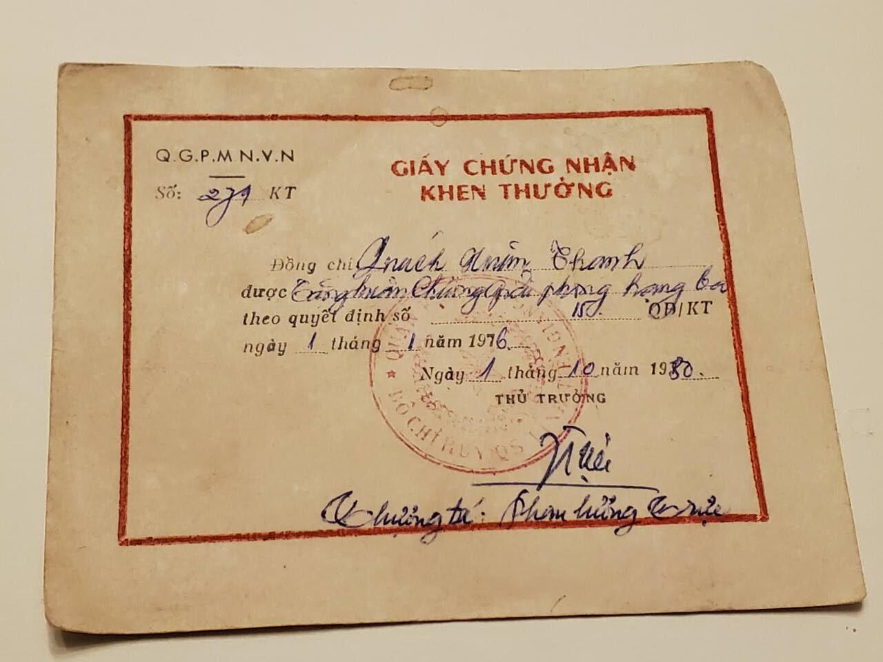 （450件拍品！制服徽章盛宴）罗岚⭐爱藏⭐年前甄选大拍场-店主清仓处理-分享拍场额外现金红包（实体经营） 北越胡志明越共越战时期二级解放战士勋章实发带证 镀银彩光品相极好