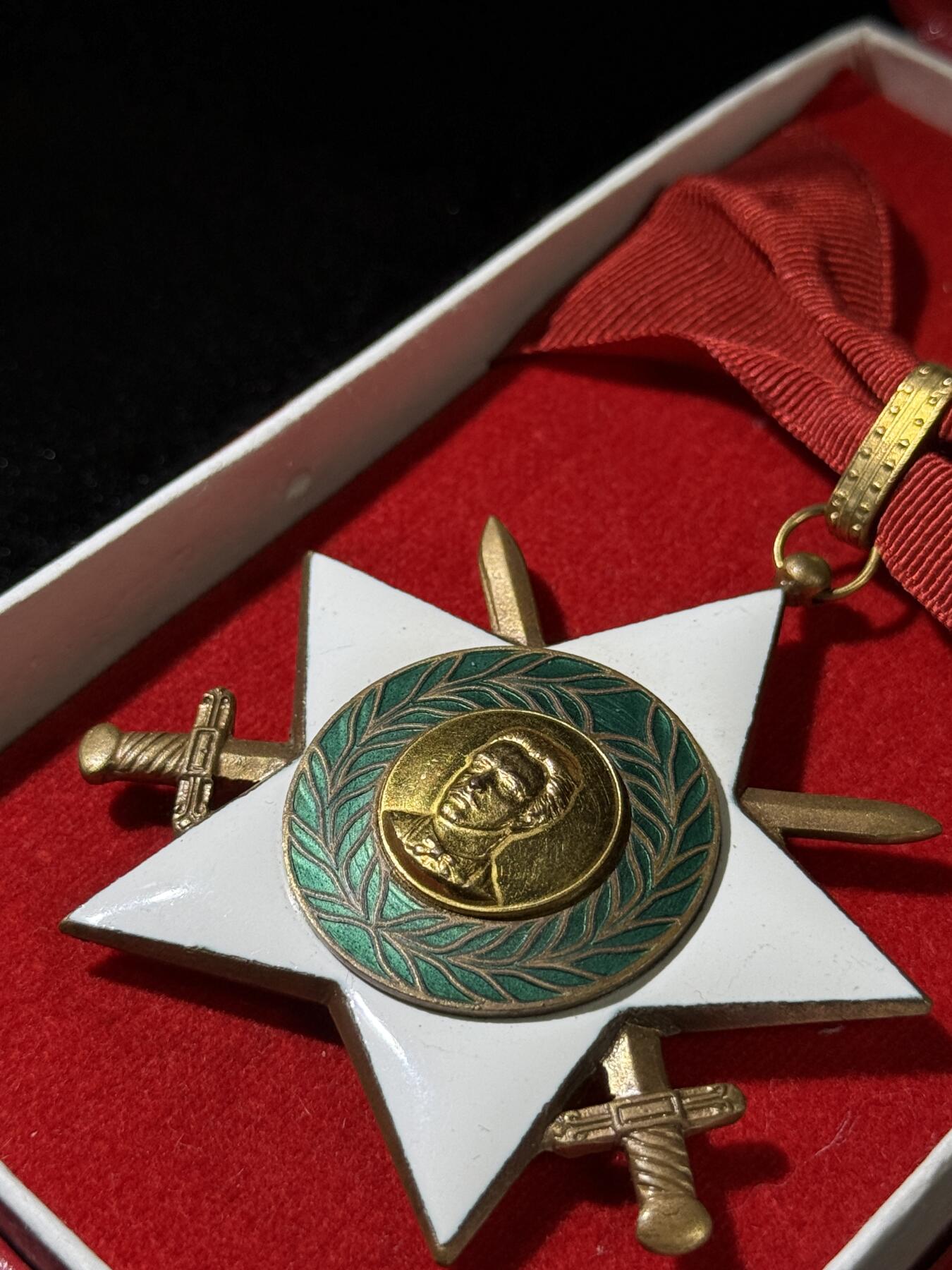 欢庆春节！戎马世界章牌大赏第111期春节大拍 保加利亚一级九月九日勋章，早期颈授版，保加利亚高级军事勋赏，非常少见