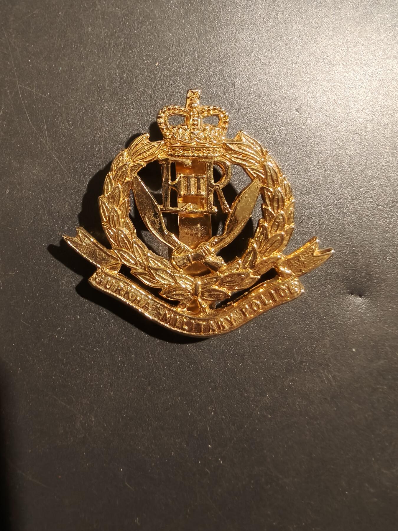 老王徽章第181期 英国廓尔喀皇家军事警察帽徽    女王时期