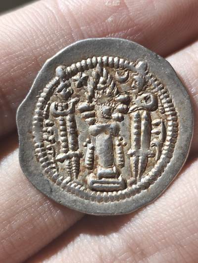 精品！古波斯萨珊帝国 1德拉克马 巴拉什 在位4年，但币是中期里最稀有的一位，版式单一，但存世量稀少，加之好品更是难得，此枚币高点俱佳，虽有流通痕迹，但细节都在，整体包裹着褐色包浆，更添古朴之感，这种极少，这么好的更是极其罕见