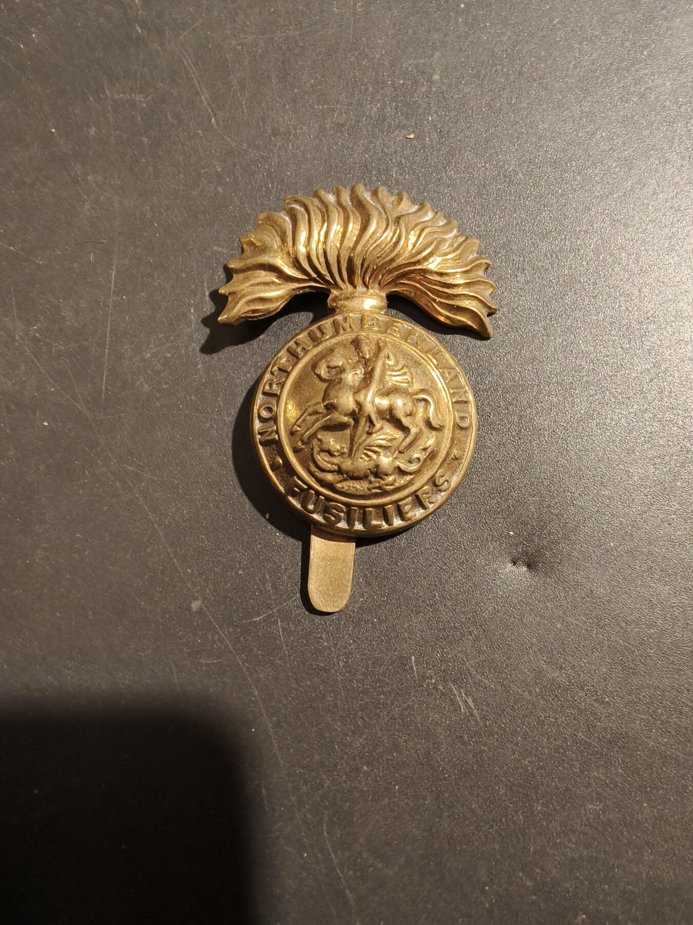 老王徽章第181期 英国皇家诺森伯兰燧发枪团帽徽    一战时期