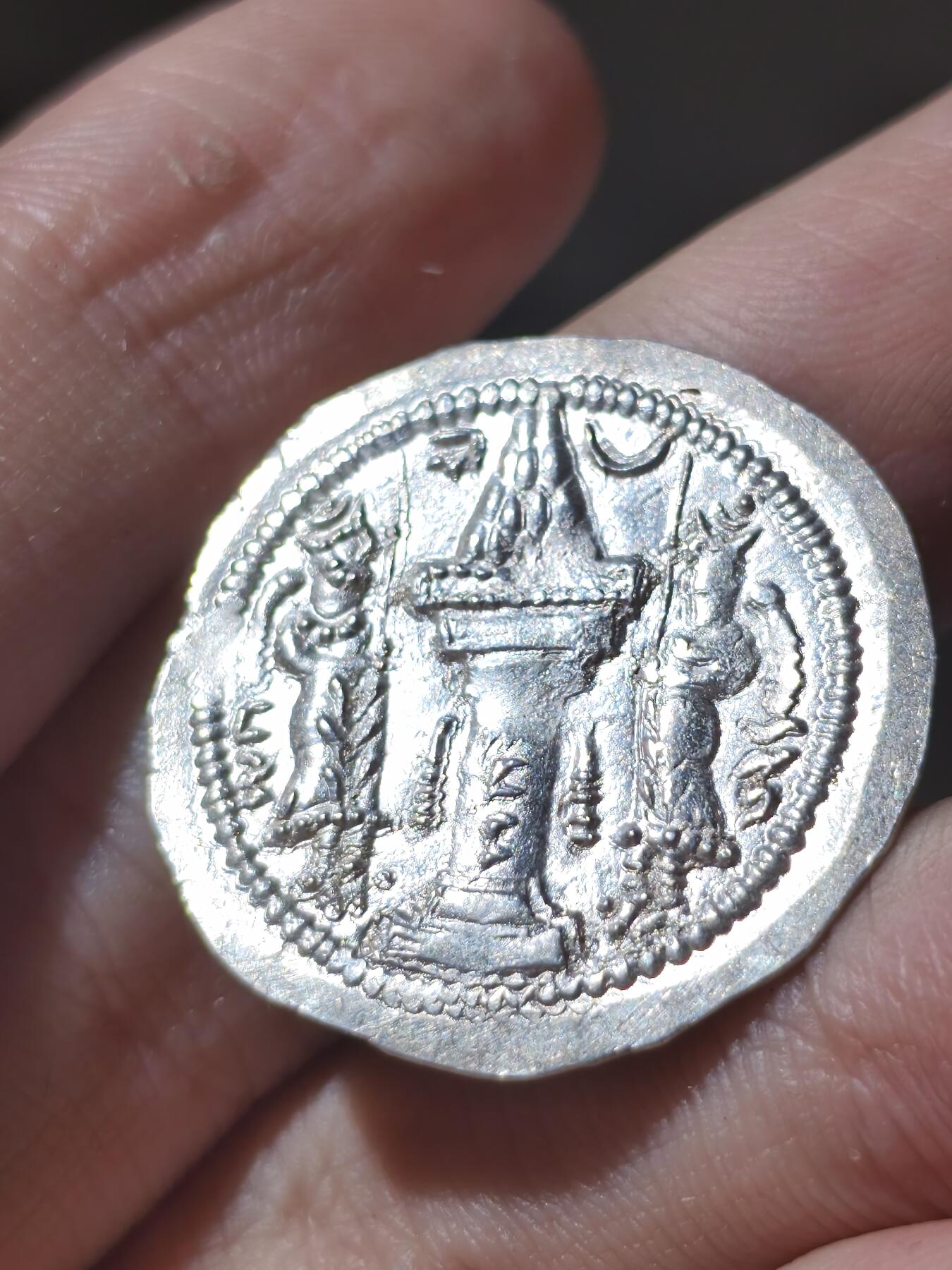 星盘世界钱币二月二十一日初五 世界古典币春节精品大拍 祝各位藏友马年大吉-新年新气象！ 极品！萨珊帝国瓦赫兰五世德拉克马银币顶级波斯窖藏原坑，原味au未流通品相，这一枚是祭坛左侧带有厂标的版别，比较少见，品相非常漂亮