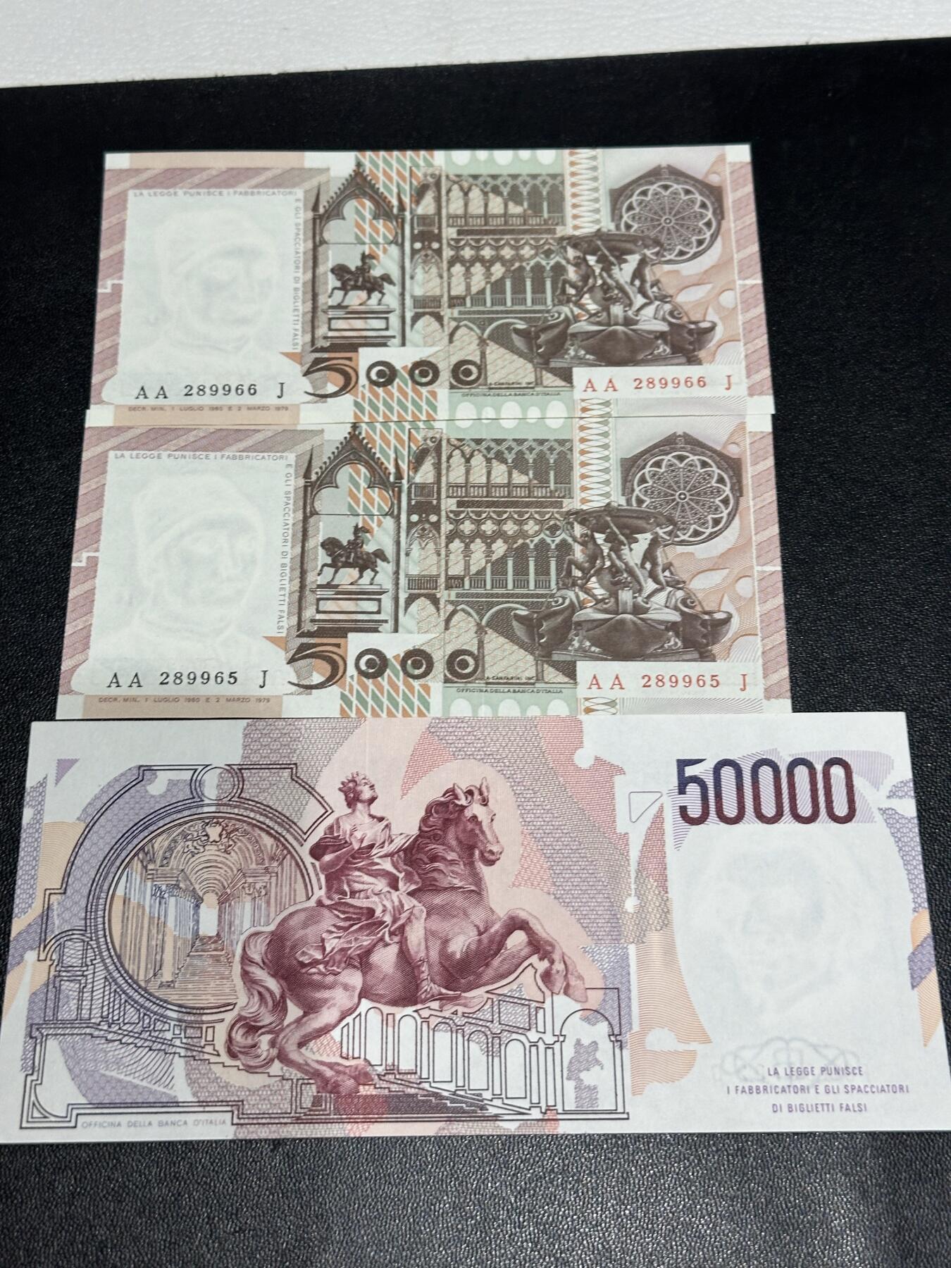 《外钞收藏家》第六百一十期（新年假期场/年后快递恢复正常再发货）（长期征集拍品、欢迎藏友们联系合作） 意大利5000里拉2张连号AA冠 全新+5万里拉AU 一起