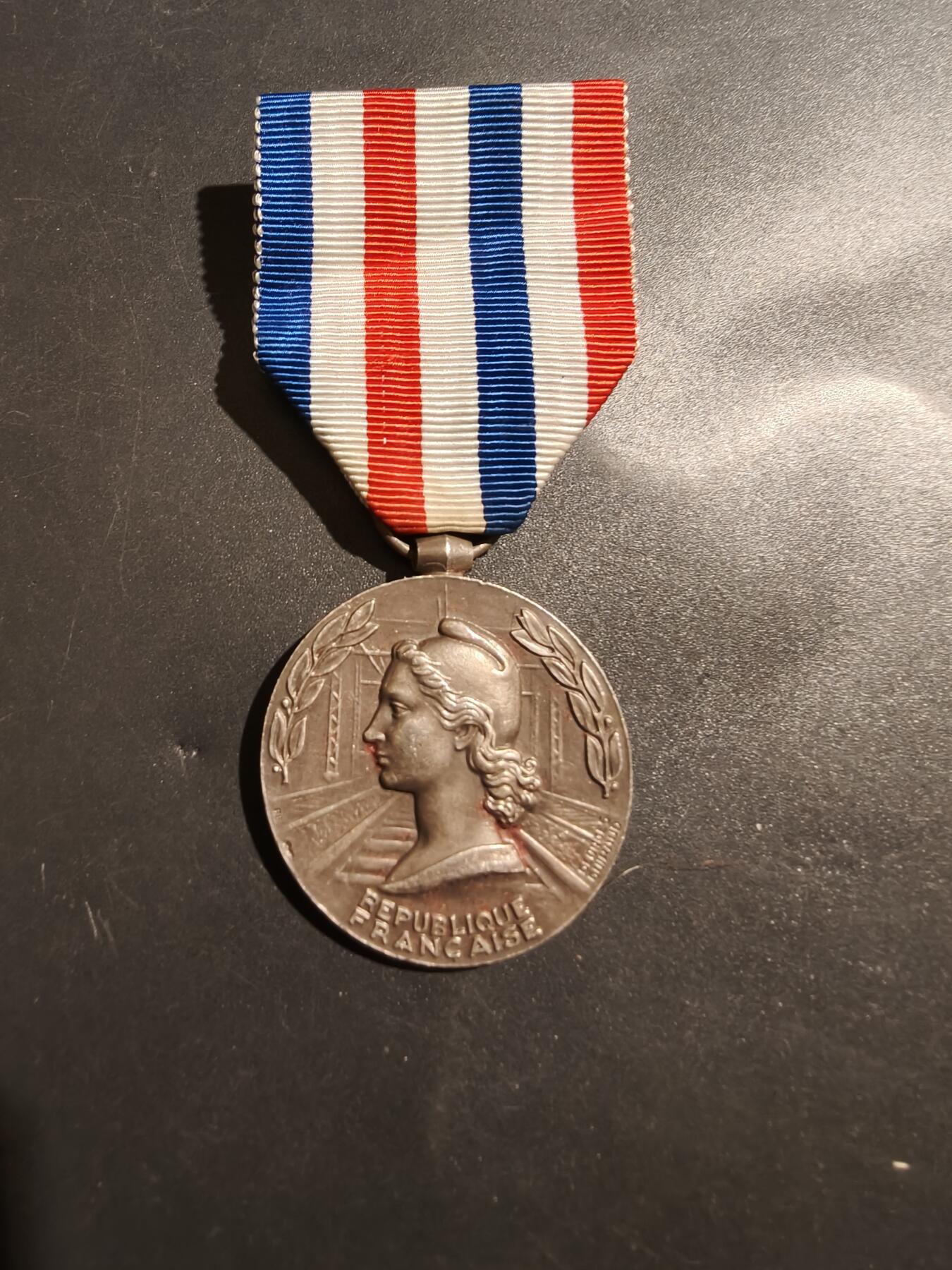 老王徽章第181期 法国银级铁路服务奖章    1962年实发   原盒