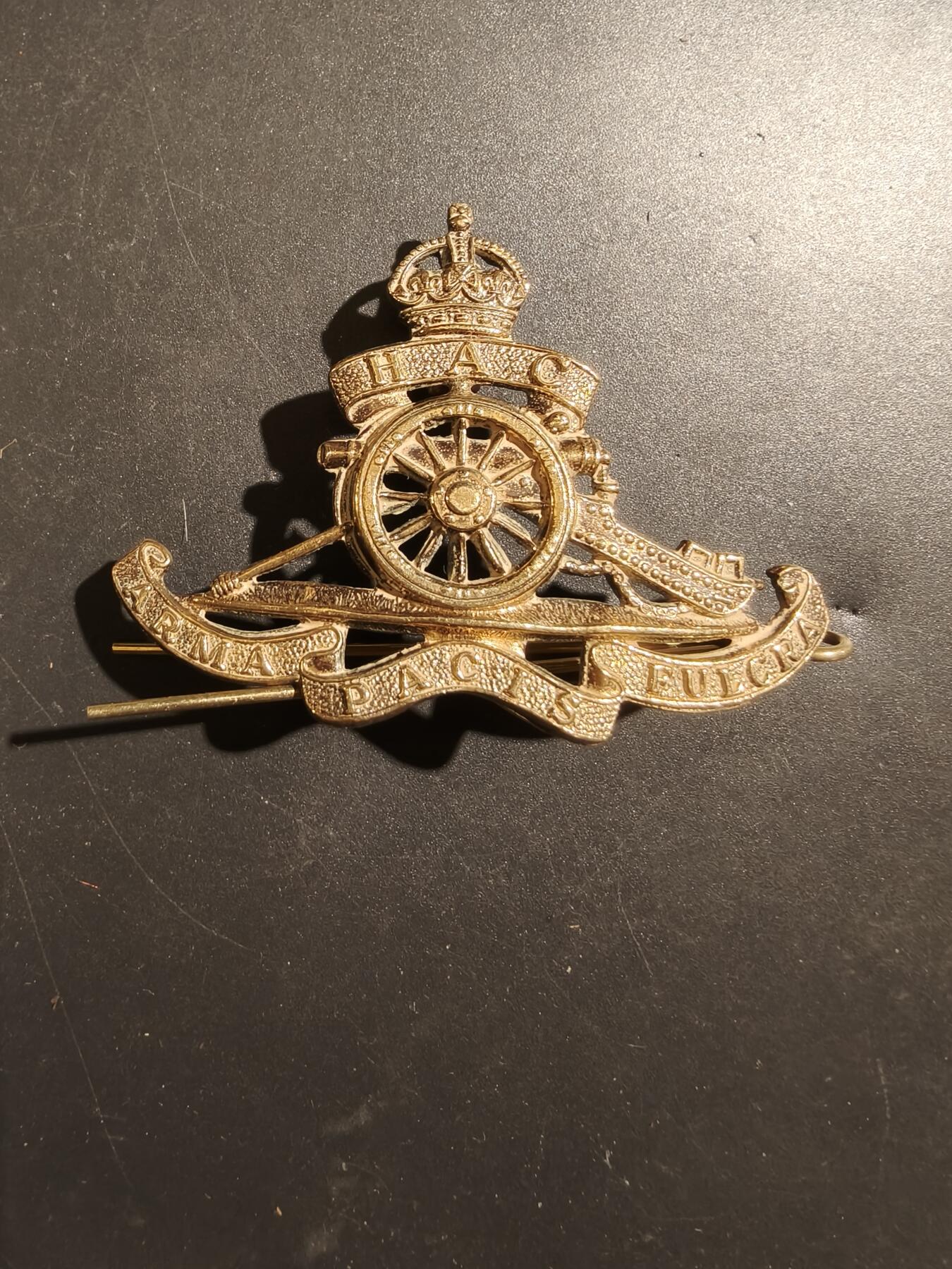 老王徽章第181期 英国皇家炮兵荣誉炮兵连帽徽    一战时期    属于皇家炮兵仪仗队