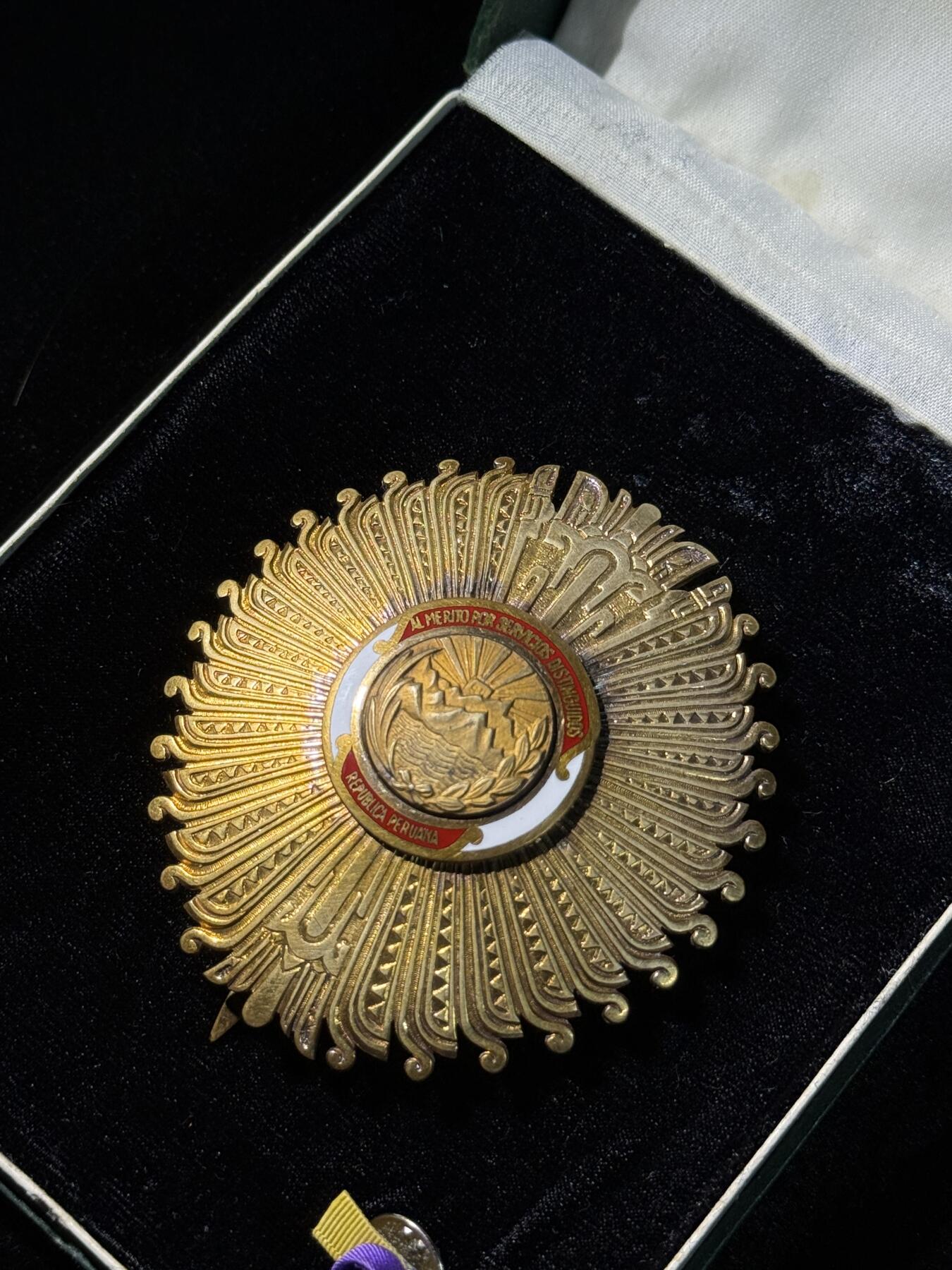 欢庆春节！戎马世界章牌大赏第111期春节大拍 秘鲁太阳勋章星芒章，早期银制版本，盒略齐全