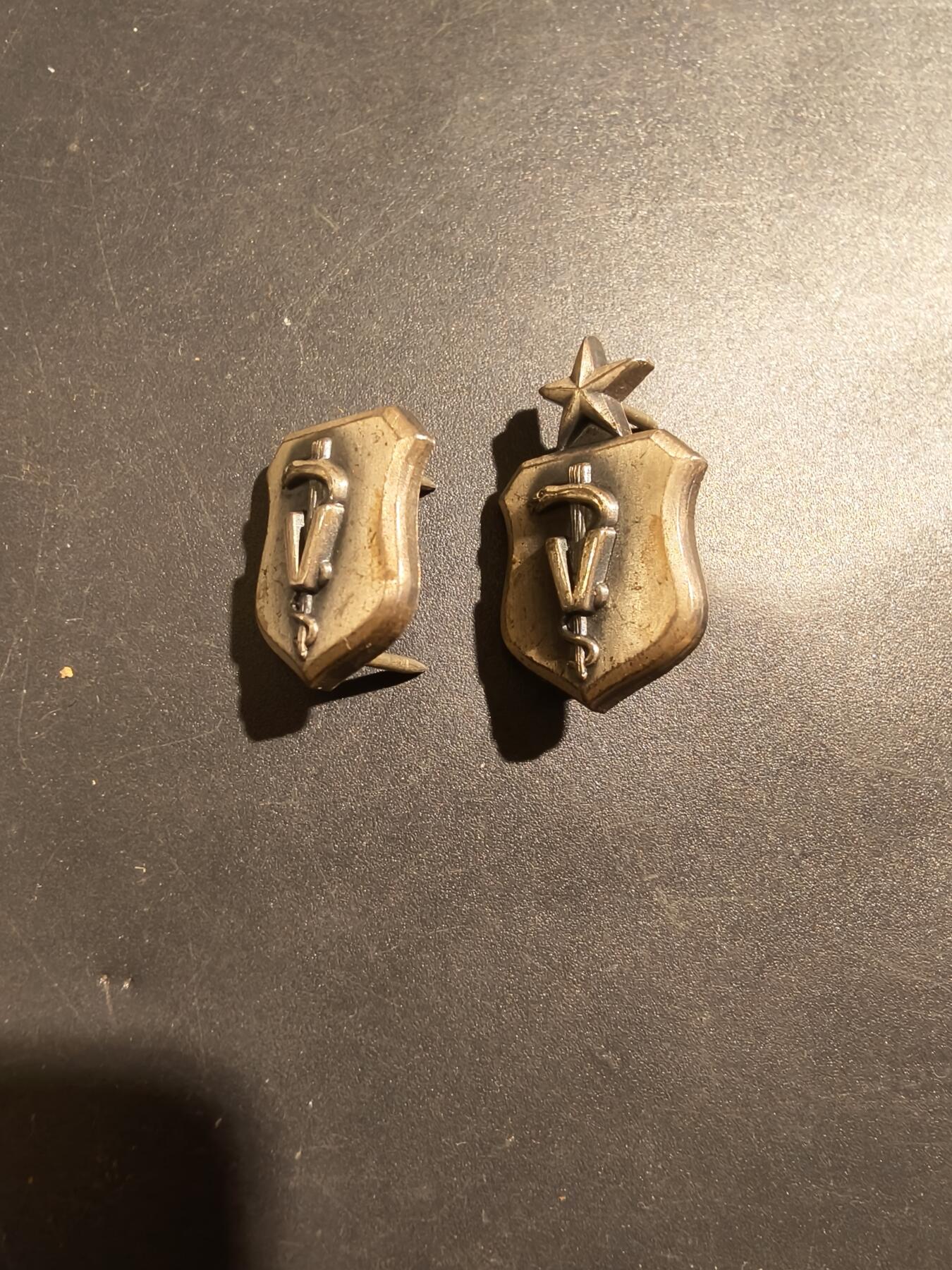 老王徽章第181期 美国初级与中级军医领章一组    925银    12.2g